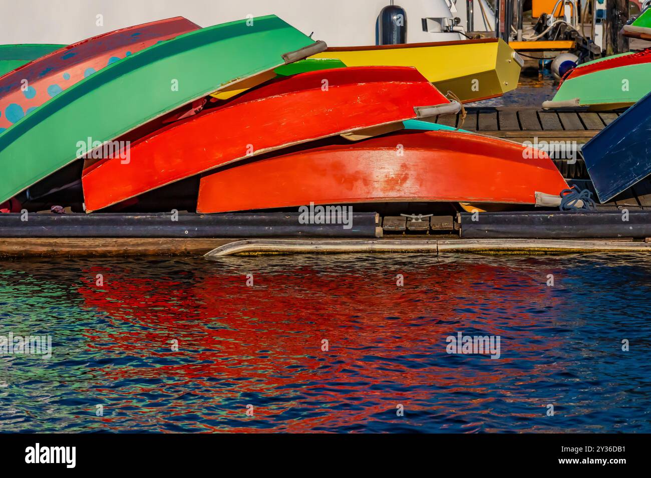 Kleine Segelboote warten auf dem Dock im Center for Wooden Boats, Lake Union, Seattle, Washington State, USA [keine Veröffentlichungen; redaktionelle Lizenzierung o Stockfoto