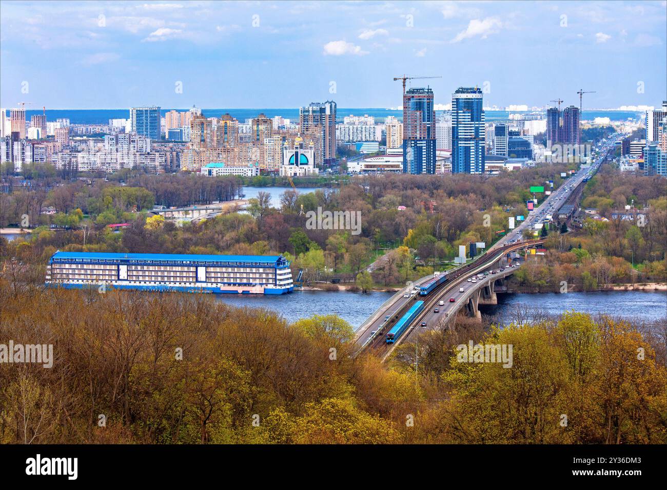 Stadt aus der Höhe. Blick auf den Dnieper River und die U-Bahn-Brücke. Die Hauptstadt der Ukraine. Wunderschöne Aussicht auf Kiew. Stockfoto