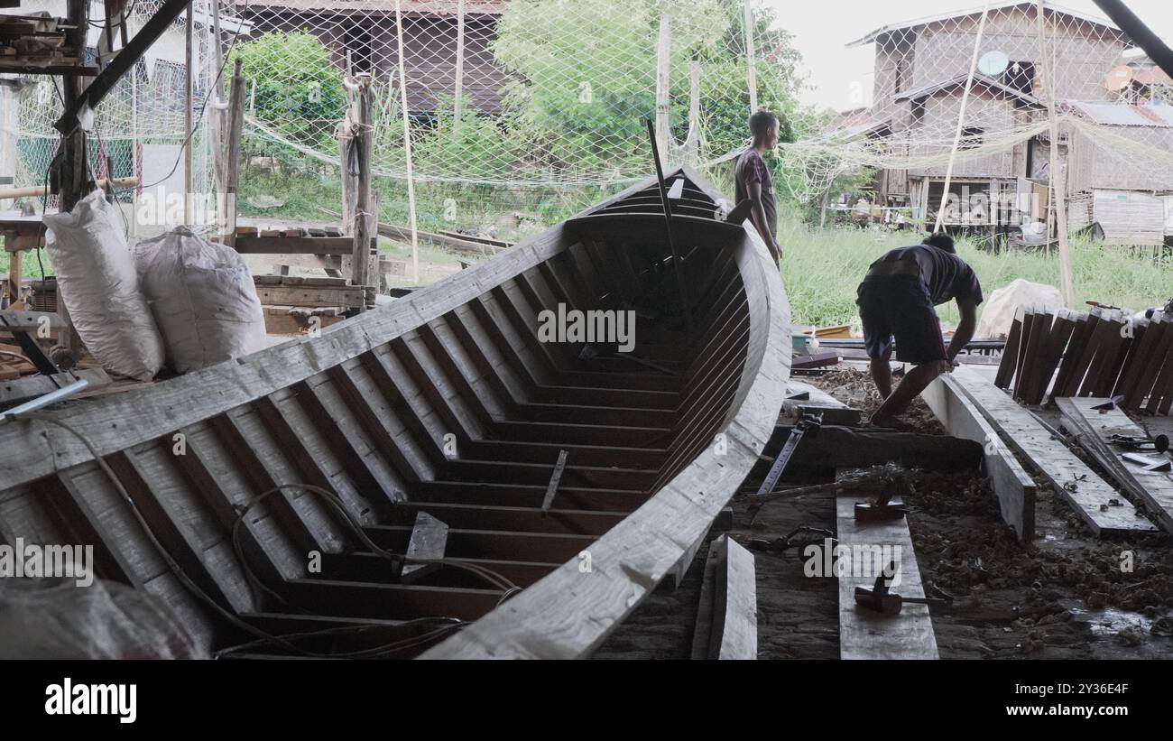 Handwerkstradition: Bootsbauer arbeiten am Inle Lake, Myanmar Stockfoto