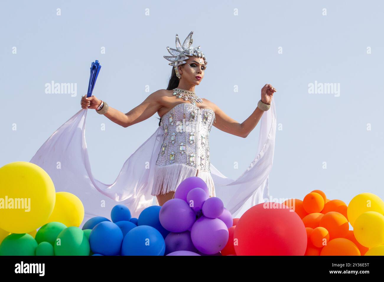 Goiânia GOIAS BRASILIEN - 08. SEPTEMBER 2024: Ein LGBT-Mensch, in weiß gekleidet mit einem mit Ballonen dekorierten Wagen, tanzt bei der LGBT Pride Parad 2024 Stockfoto