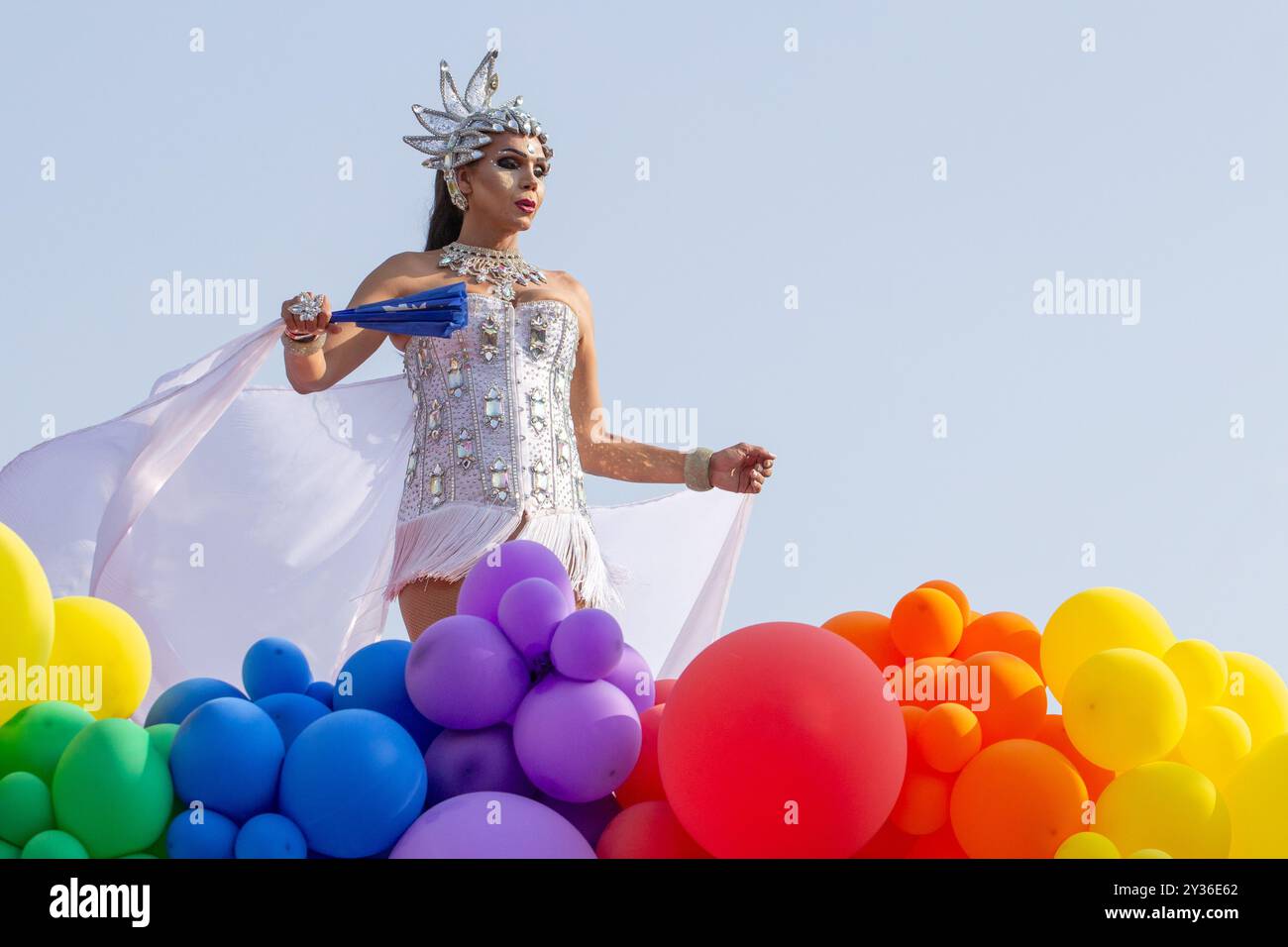 Goiânia GOIAS BRASILIEN - 08. SEPTEMBER 2024: Ein LGBT-Mensch, in weiß gekleidet mit einem mit Ballonen dekorierten Wagen, tanzt bei der LGBT Pride Parad 2024 Stockfoto