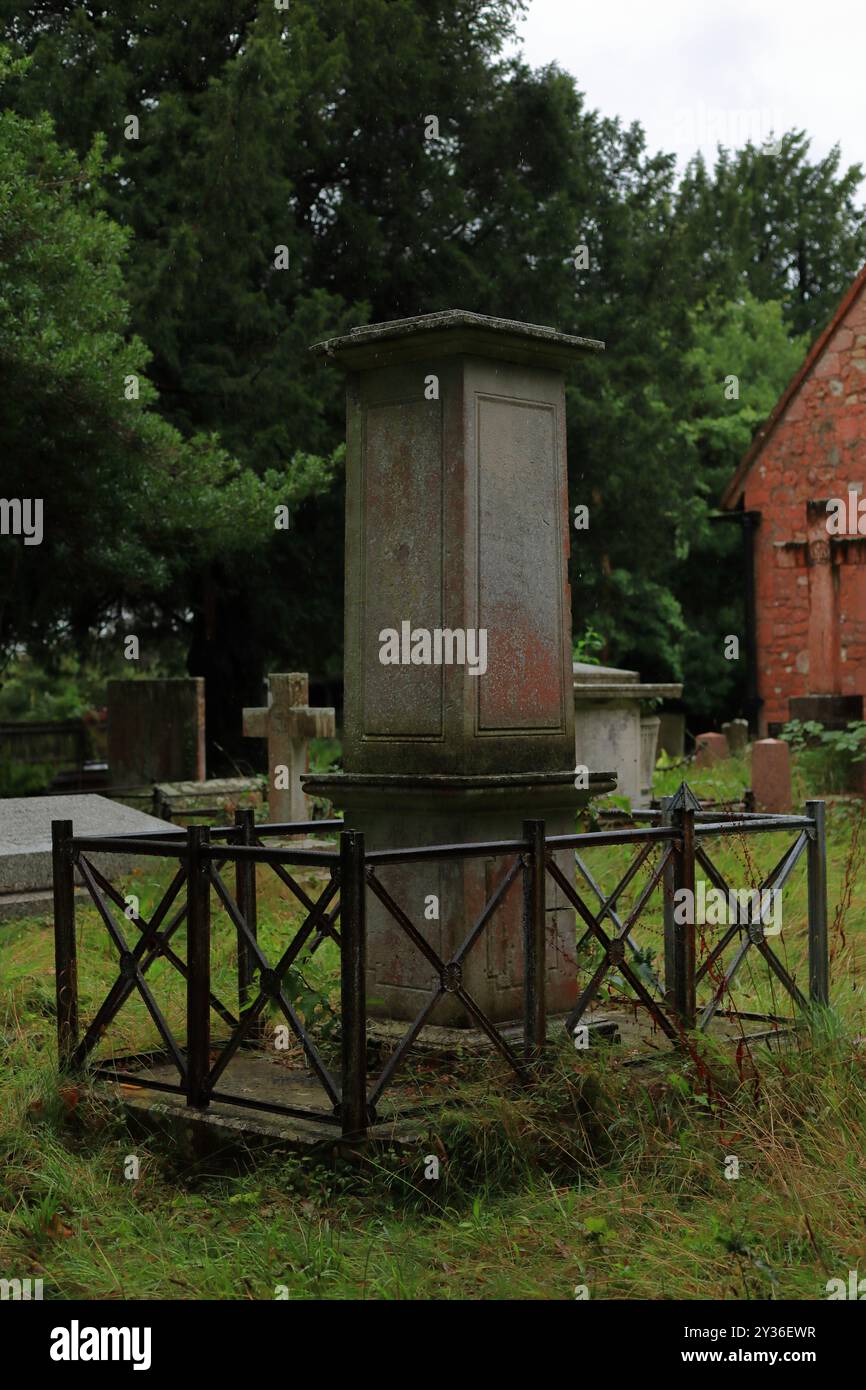 Rowner Lane, Gosport, Hampshire, England. 6. September 2024. Ein Grab mit einer großen Steinsäule. Im Domesday Book wird erwähnt, dass Teile der St. Mary's Church in Rowner Lane, Gosport, auf 1.000 Jahre alt sind. Dieses Foto ist eines einer Serie, die ich kürzlich bei einer selbstgeführten Tour durch die Kirche während der Gosport Heritage Open Days gemacht habe. Stockfoto