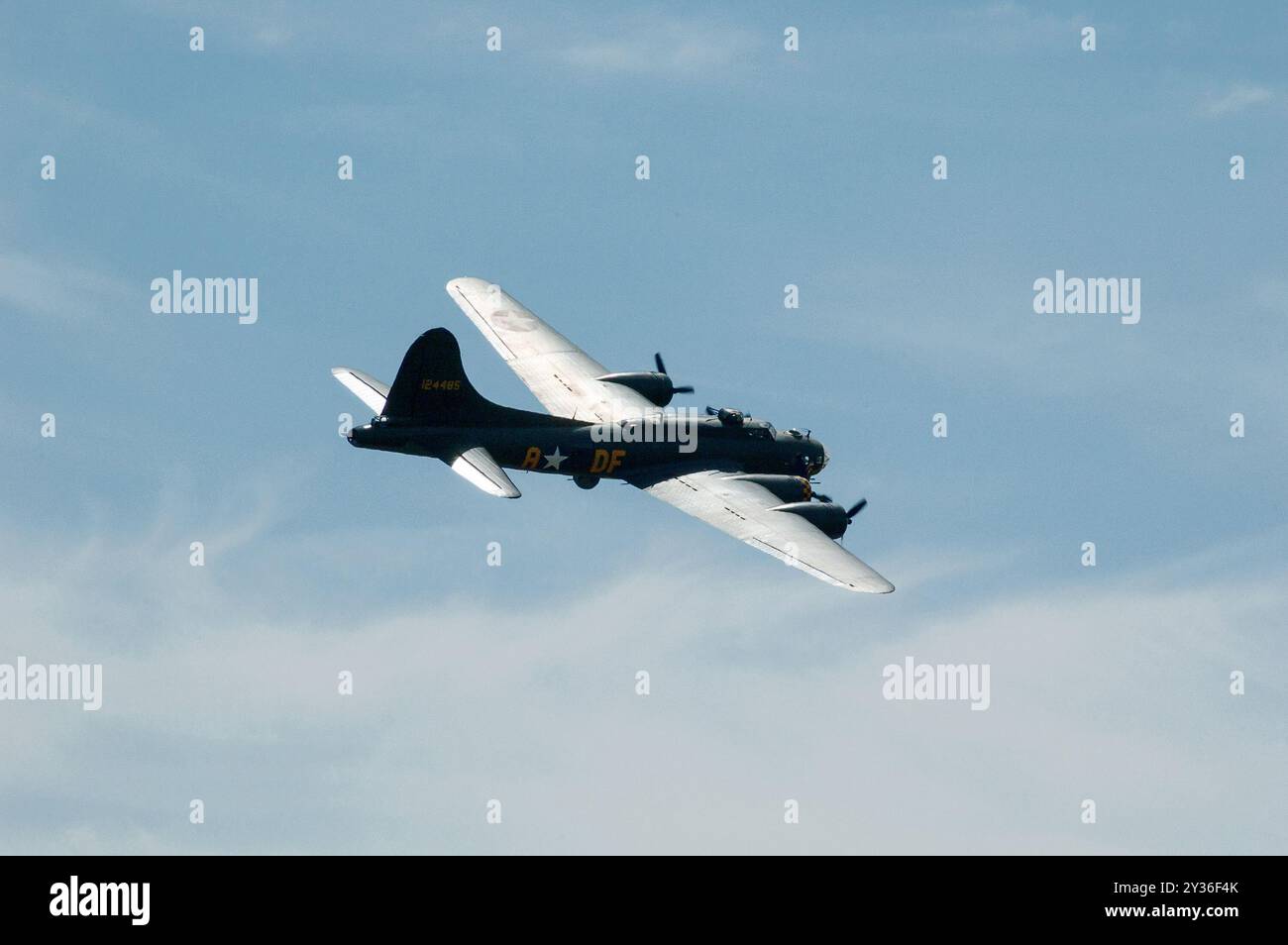 B-17F Memphis Belle American World war 2 Bomber fliegen auf der RAF Waddington International Airshow 2005 Stockfoto