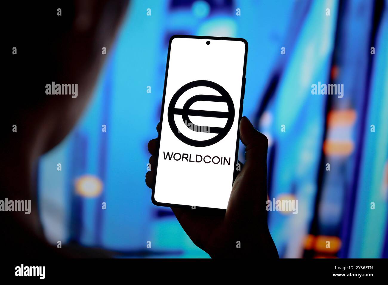 12. September 2024, Paraguay. In dieser Abbildung wird das Worldcoin-Logo auf einem Smartphone-Bildschirm angezeigt Stockfoto