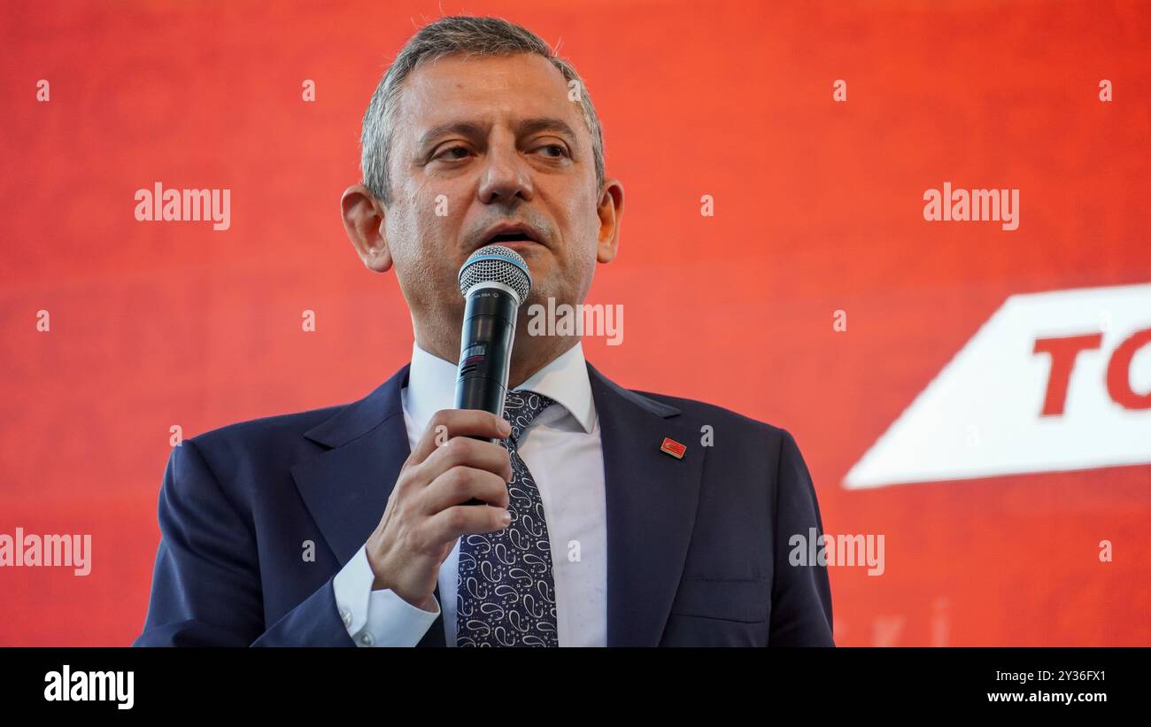 Izmir, Türkei. September 2024. Der Vorsitzende der wichtigsten Oppositionspartei CHP (Republikanische Volkspartei) Ozgur Ozel nahm an der Eröffnungs- und Spatenstichzeremonie im Atatürk Park in Izmir Teil und hielt dort eine Rede. Nach der Rede durchtrennten Ozel und andere Politiker und Parteimitglieder das Band als Teil der Zeremonie und eröffneten den Sozialmarkt, das Stadtrestaurant und die Parks. Quelle: İdil Toffolo/Alamy Live News Stockfoto