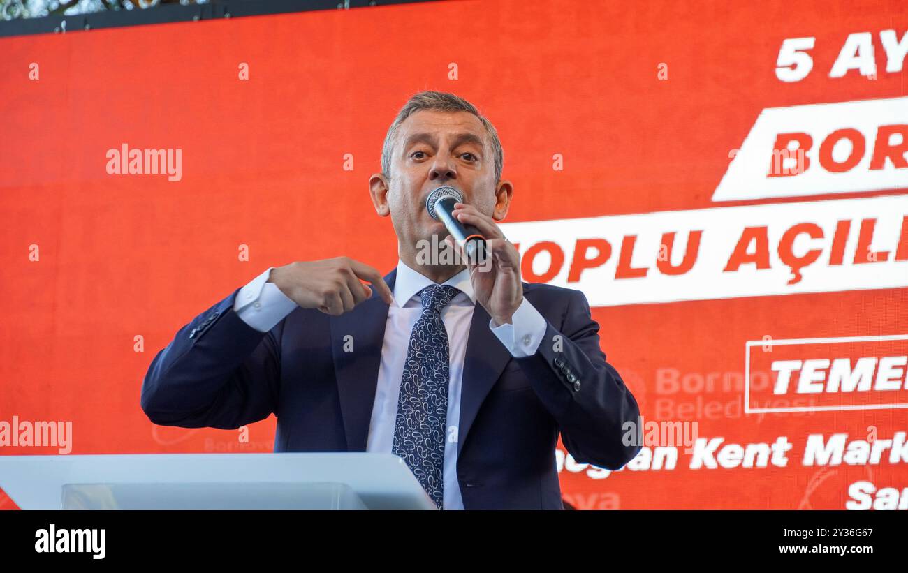 Izmir, Türkei. September 2024. Der Vorsitzende der wichtigsten Oppositionspartei CHP (Republikanische Volkspartei) Ozgur Ozel nahm an der Eröffnungs- und Spatenstichzeremonie im Atatürk Park in Izmir Teil und hielt dort eine Rede. Nach der Rede durchtrennten Ozel und andere Politiker und Parteimitglieder das Band als Teil der Zeremonie und eröffneten den Sozialmarkt, das Stadtrestaurant und die Parks. Quelle: İdil Toffolo/Alamy Live News Stockfoto