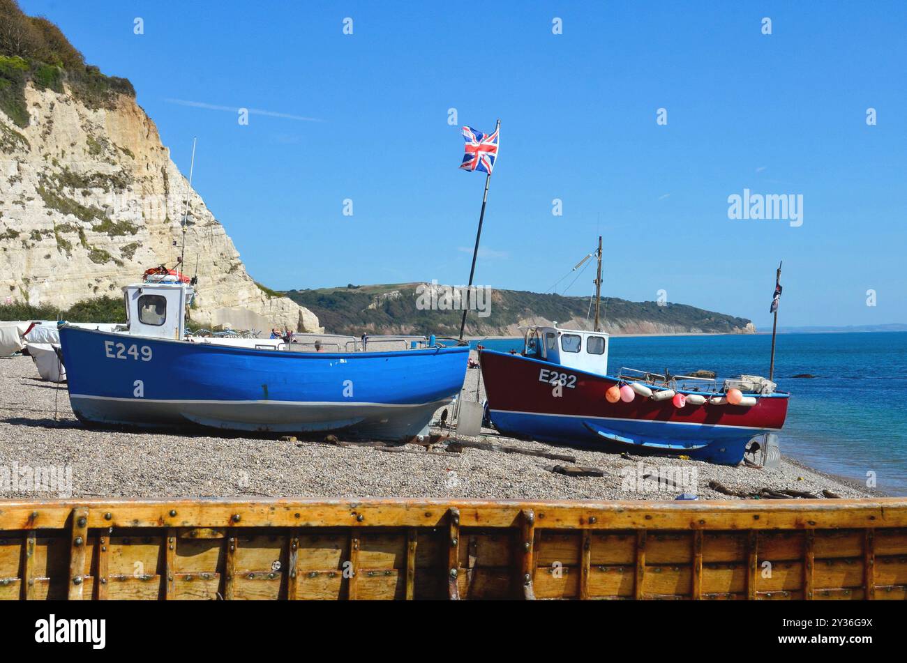 Eine wunderschöne Szene mit Fischerbooten am Strand bei Beer in Devon England. Stockfoto