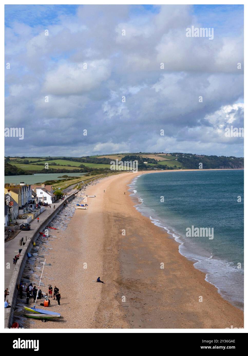 Ein erhöhter Blick auf Slapton Sands und Torcross, der das Meer und den Strand sowie Slapton Lea, den Süßwassersee, zeigt. Stockfoto