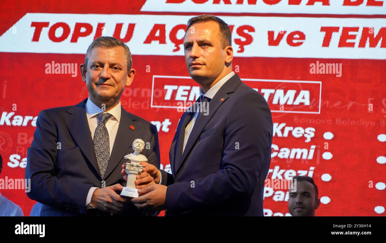 Izmir, Türkei. September 2024. Der Vorsitzende der wichtigsten Oppositionspartei CHP (Republikanische Volkspartei) Ozgur Ozel nahm an der Eröffnungs- und Spatenstichzeremonie im Atatürk Park in Izmir Teil und hielt dort eine Rede. Nach der Rede durchtrennten Ozel und andere Politiker und Parteimitglieder das Band als Teil der Zeremonie und eröffneten den Sozialmarkt, das Stadtrestaurant und die Parks. Quelle: İdil Toffolo/Alamy Live News Stockfoto