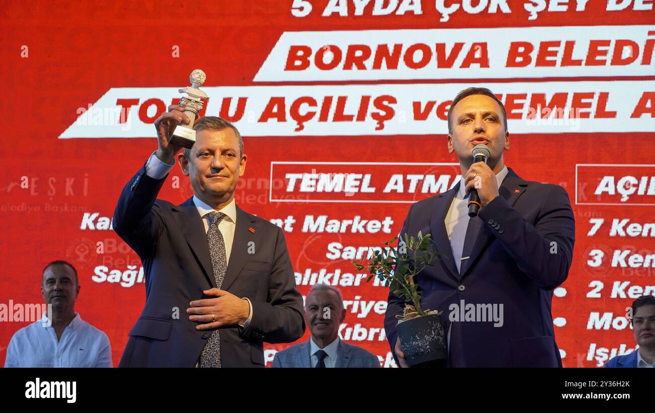 Izmir, Türkei. September 2024. Der Vorsitzende der wichtigsten Oppositionspartei CHP (Republikanische Volkspartei) Ozgur Ozel nahm an der Eröffnungs- und Spatenstichzeremonie im Atatürk Park in Izmir Teil und hielt dort eine Rede. Nach der Rede durchtrennten Ozel und andere Politiker und Parteimitglieder das Band als Teil der Zeremonie und eröffneten den Sozialmarkt, das Stadtrestaurant und die Parks. Quelle: İdil Toffolo/Alamy Live News Stockfoto