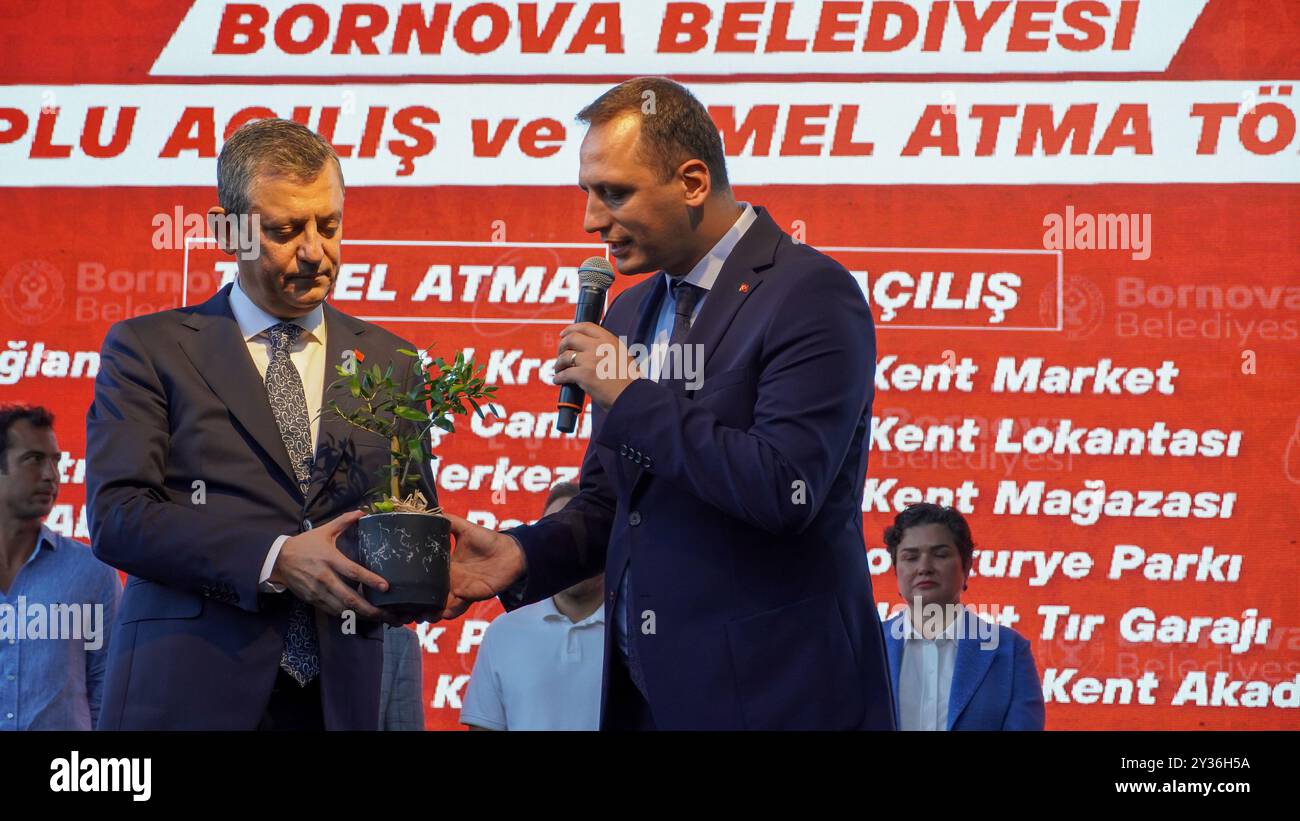 Izmir, Türkei. September 2024. Der Vorsitzende der wichtigsten Oppositionspartei CHP (Republikanische Volkspartei) Ozgur Ozel nahm an der Eröffnungs- und Spatenstichzeremonie im Atatürk Park in Izmir Teil und hielt dort eine Rede. Nach der Rede durchtrennten Ozel und andere Politiker und Parteimitglieder das Band als Teil der Zeremonie und eröffneten den Sozialmarkt, das Stadtrestaurant und die Parks. Quelle: İdil Toffolo/Alamy Live News Stockfoto