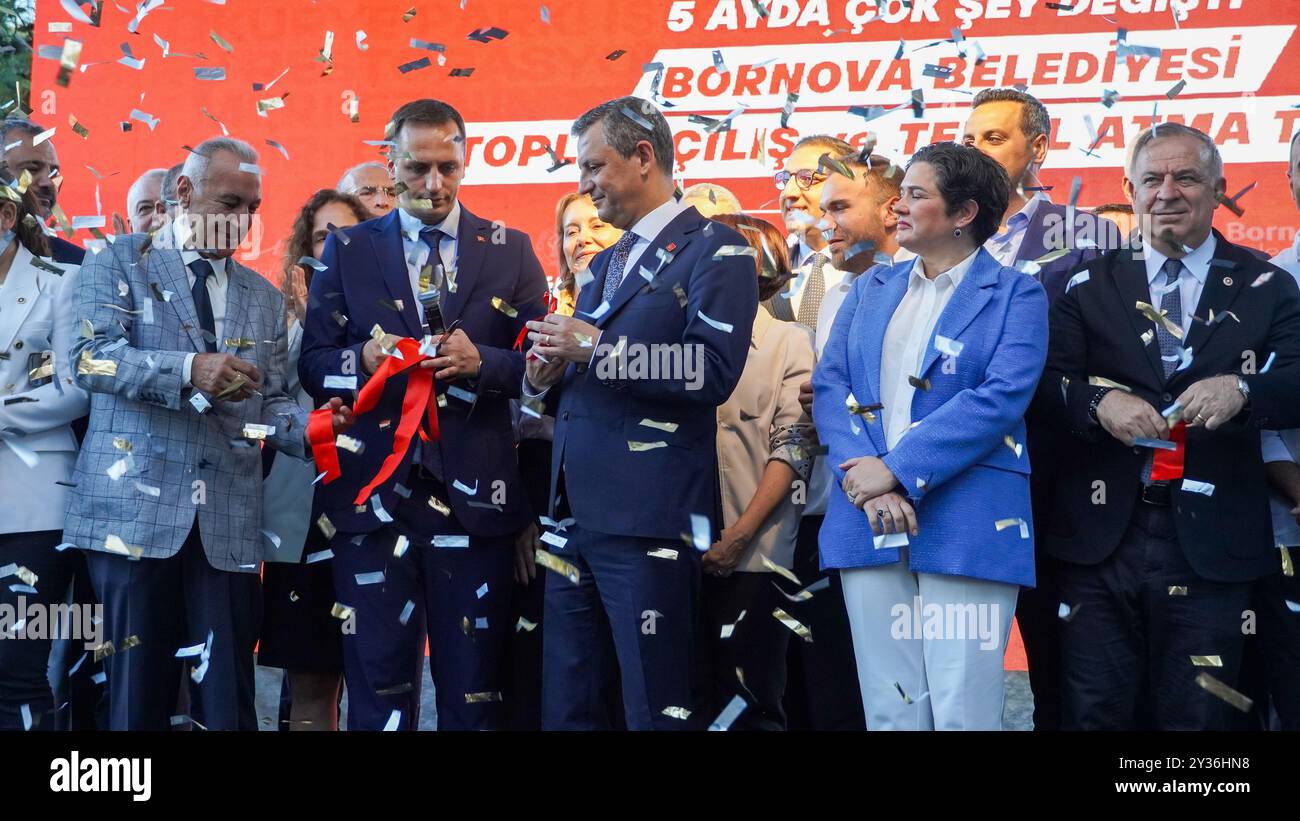 Izmir, Türkei. September 2024. Der Vorsitzende der wichtigsten Oppositionspartei CHP (Republikanische Volkspartei) Ozgur Ozel nahm an der Eröffnungs- und Spatenstichzeremonie im Atatürk Park in Izmir Teil und hielt dort eine Rede. Nach der Rede durchtrennten Ozel und andere Politiker und Parteimitglieder das Band als Teil der Zeremonie und eröffneten den Sozialmarkt, das Stadtrestaurant und die Parks. Quelle: İdil Toffolo/Alamy Live News Stockfoto