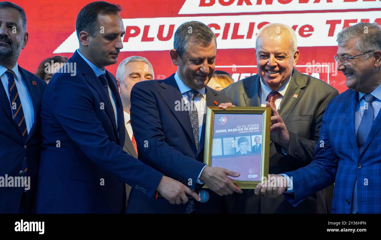 Izmir, Türkei. September 2024. Der Vorsitzende der wichtigsten Oppositionspartei CHP (Republikanische Volkspartei) Ozgur Ozel nahm an der Eröffnungs- und Spatenstichzeremonie im Atatürk Park in Izmir Teil und hielt dort eine Rede. Nach der Rede durchtrennten Ozel und andere Politiker und Parteimitglieder das Band als Teil der Zeremonie und eröffneten den Sozialmarkt, das Stadtrestaurant und die Parks. Quelle: İdil Toffolo/Alamy Live News Stockfoto