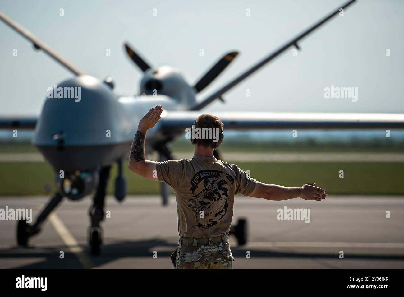 Ein Betreuer des 147th Attack Wing führt einen MQ-9 Reaper, während er auf der Fluglinie nach der Landung in Caslav, Tschechien, am 3. September 2024 fährt. Die Stockfoto