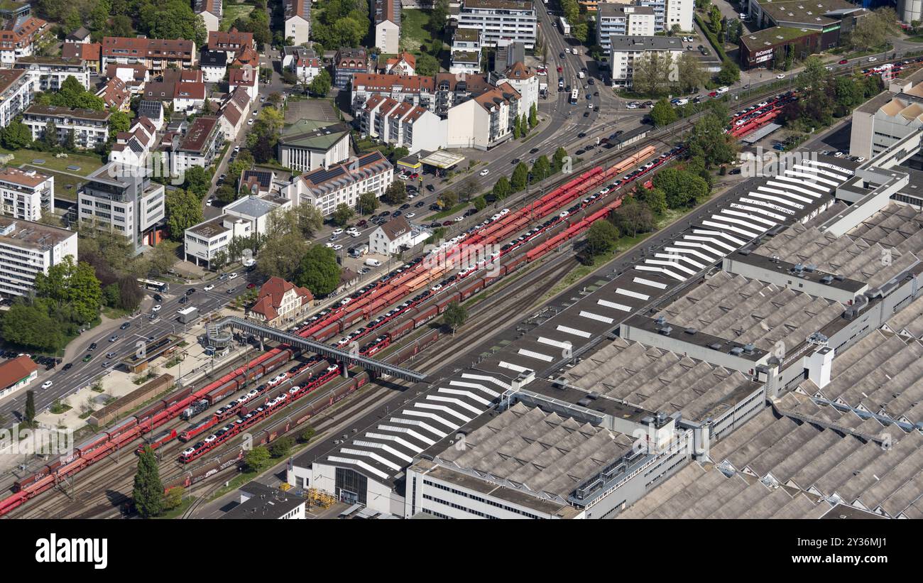 In den Werken der Mercedes Car Group in UntertÃ¼rkheim bei Stuttgart stehen mehrere Züge mit neu gefertigten Fahrzeugen bereit. ANP/ Hollandse Hoogte/ Aerovista Luchtfotografie niederlande aus - belgien aus Stockfoto