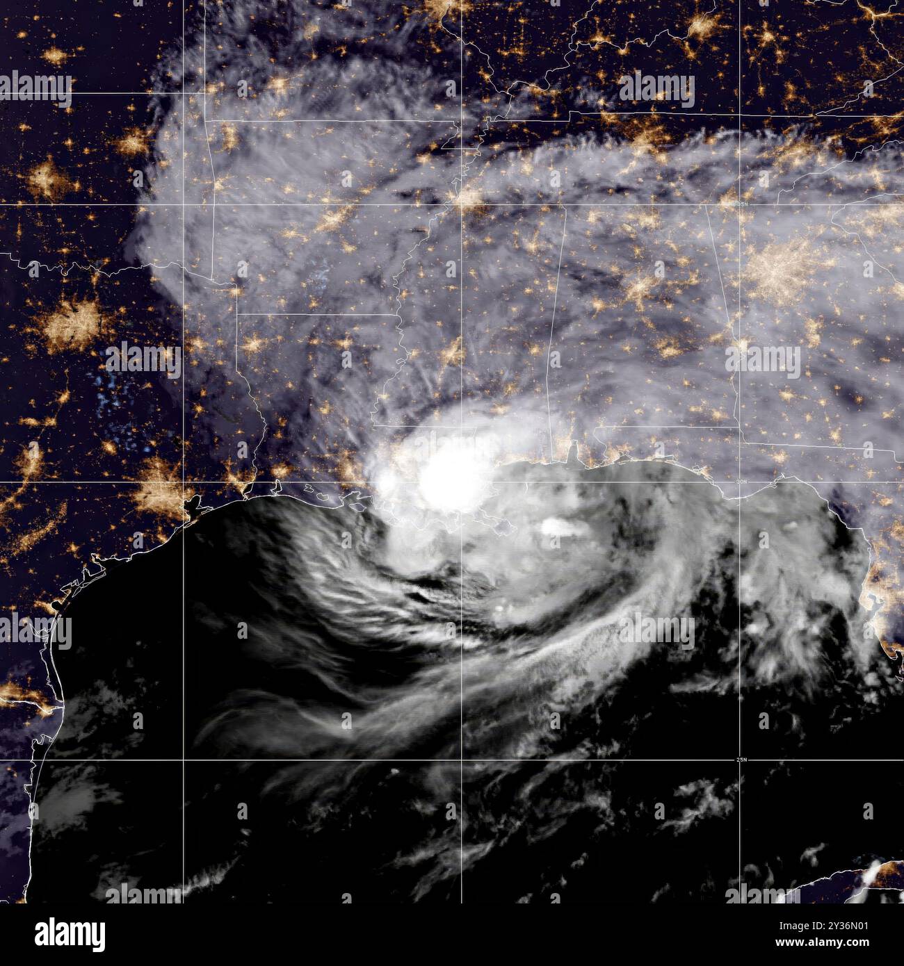 New Orleans, Usa. September 2024. Hurrikan Francine, ein Kategorie-2-Hurrikan, stürmt in die Küste Louisianas nahe der Vermillion Bay, wie vom Satelliten NOAA-21 aus gesehen, während der Nacht am 11. September 2024 in der Earth Orbit. Francine wird der dritte Hurrikan sein, der in dieser Saison in den Vereinigten Staaten auf Land trifft. Quelle: NOAA-21 Satellite/NASA/Alamy Live News Stockfoto