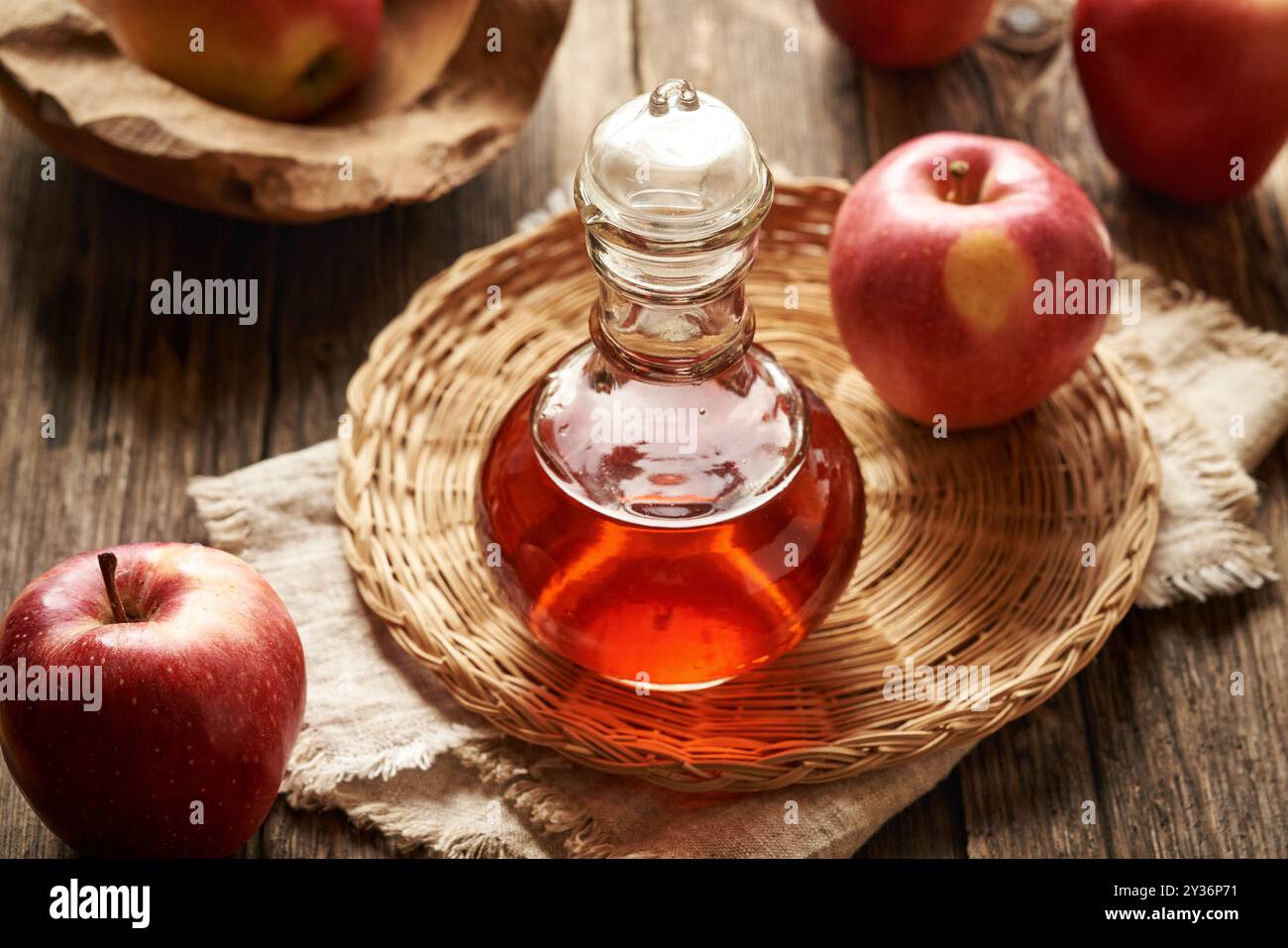 Apfelessig in einer Glasflasche Stockfoto