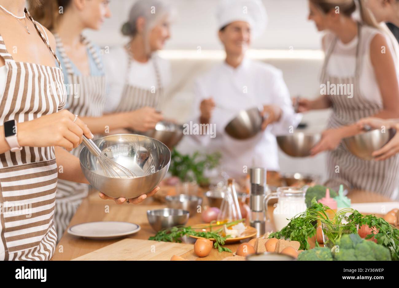 Frauenhände bereiten Sie eine Mischsauce für Geflügelfleisch in einer Schüssel mit Schneebesen zu. Nahaufnahme Stockfoto