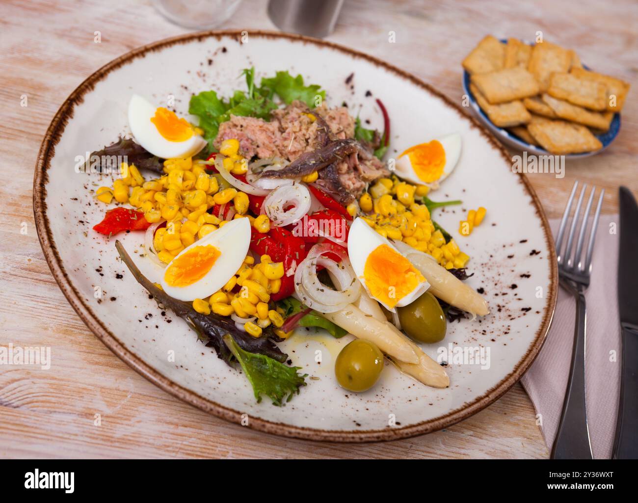 Katalanisches Essen. Xatonada, typischer Salat aus der spanischen Region Katalonien Stockfoto