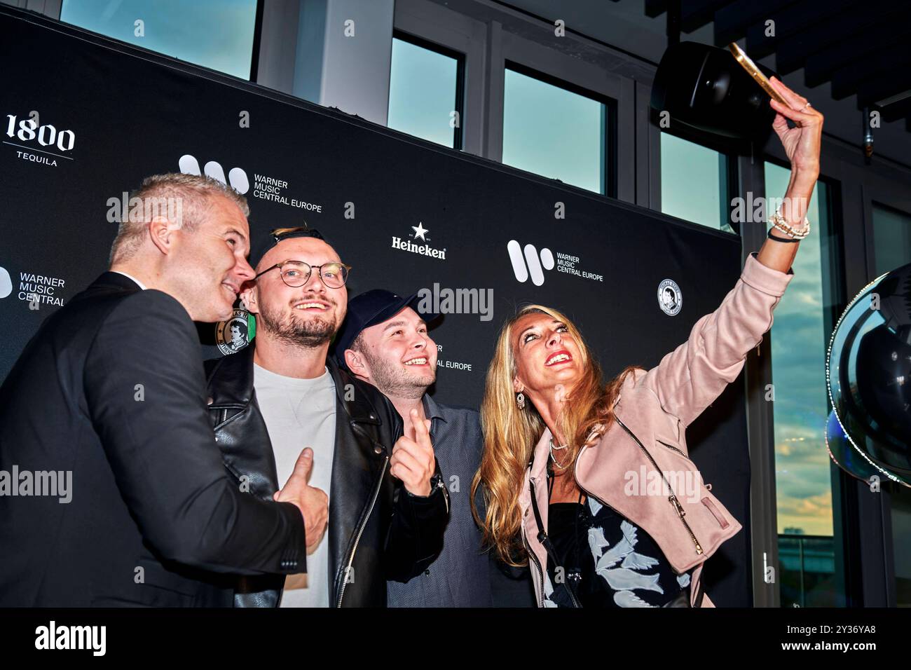 Warner Music Central Europa feiert in Berlin EUR, Deutschland, Berlin: Erinnerungsfoto der Gäste. Das einjährige Juliläum des Standorts Berlin feiert Stockfoto