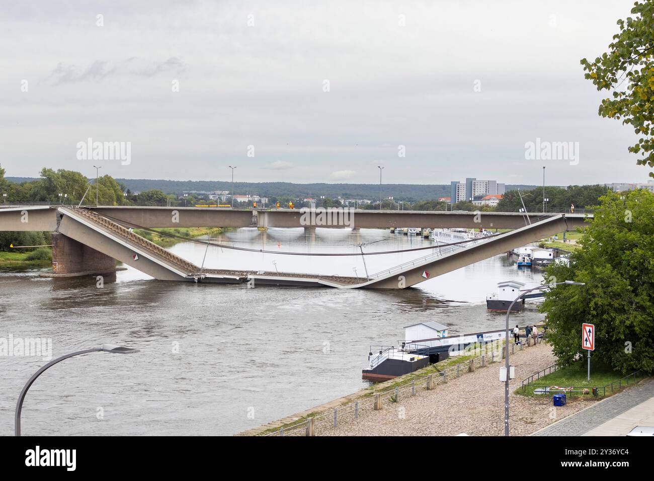 Ein Teil der Carolabrücke in Dresden ist auf einer Länge von rund 100 Metern eingestürzt. Zahlreiche Schaulustige und Katastrophen-Touristen kommen an die Elbe, besonders auf die Brühlsche Terrasse, um einen Blick auf die eingestürzten Brückenteile zu werfen und Handyfotos zu machen. Die Carolabrücke ist eine der vier Elbbrücken in der Dresdner Innenstadt. Sie werden im Süden in der Altstadt durch den Rathenauplatz und im Norden in der Inneren Neustadt durch den Carolaplatz begrenzt. Von 1971 bis 1991 trug die Brücke nach dem früheren sächsischen Ministerpräsidenten und Dresdner Oberbürgermeiste Stockfoto