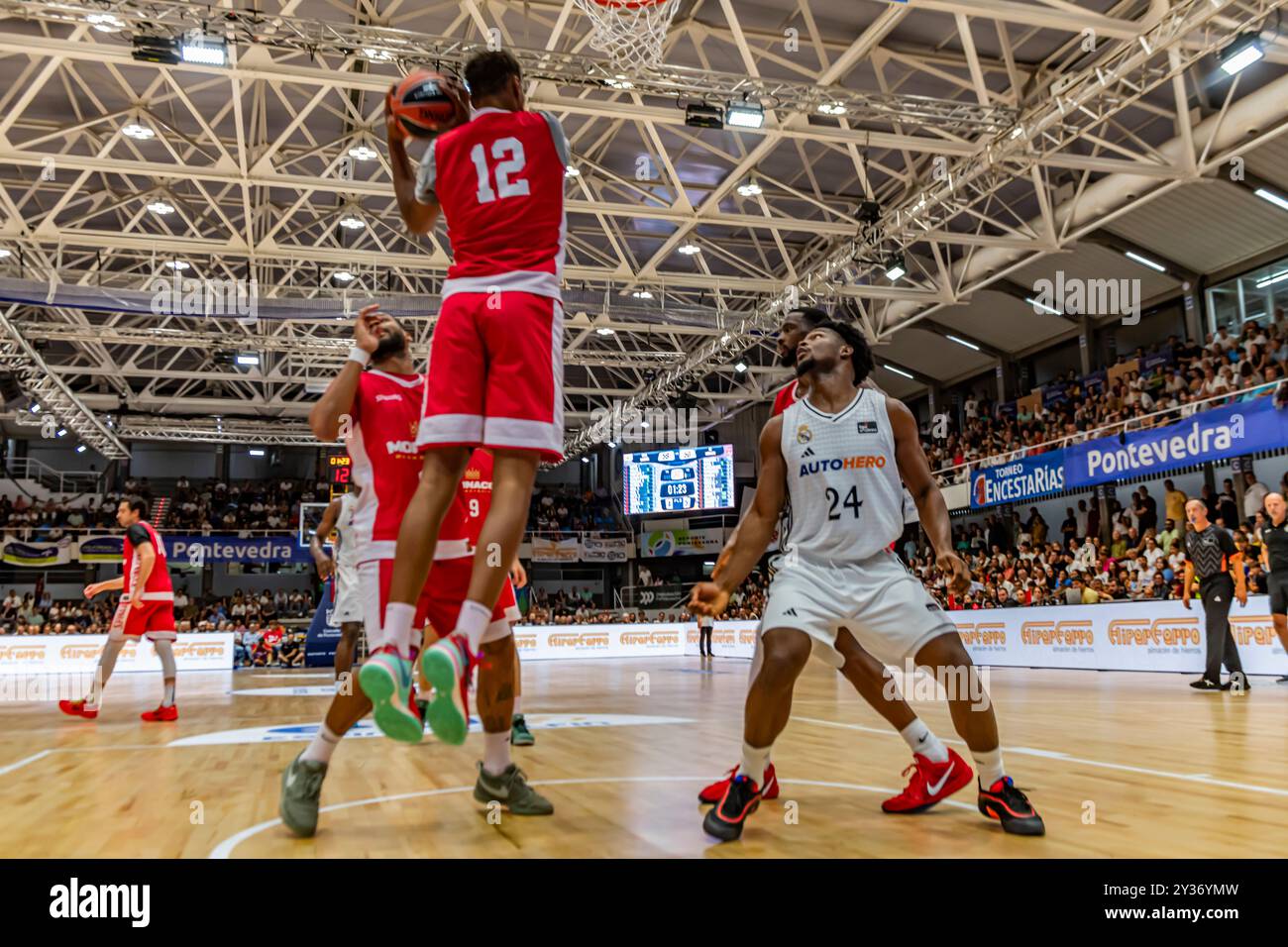 Pontevedra, Spanien. September 2024. Harte Defensivspiele während eines Angriffs der AS Monaco in Real Madrid. Quelle: Xan Gasalla / Alamy Live News Stockfoto