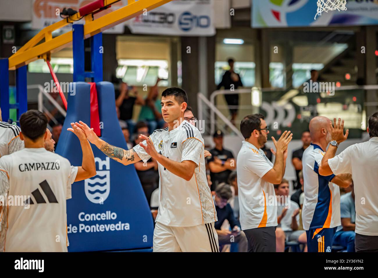Pontevedra, Spanien. September 2024. Moment des Eingangs der Spieler von Real Madrid auf dem Platz. Quelle: Xan Gasalla / Alamy Live News Stockfoto