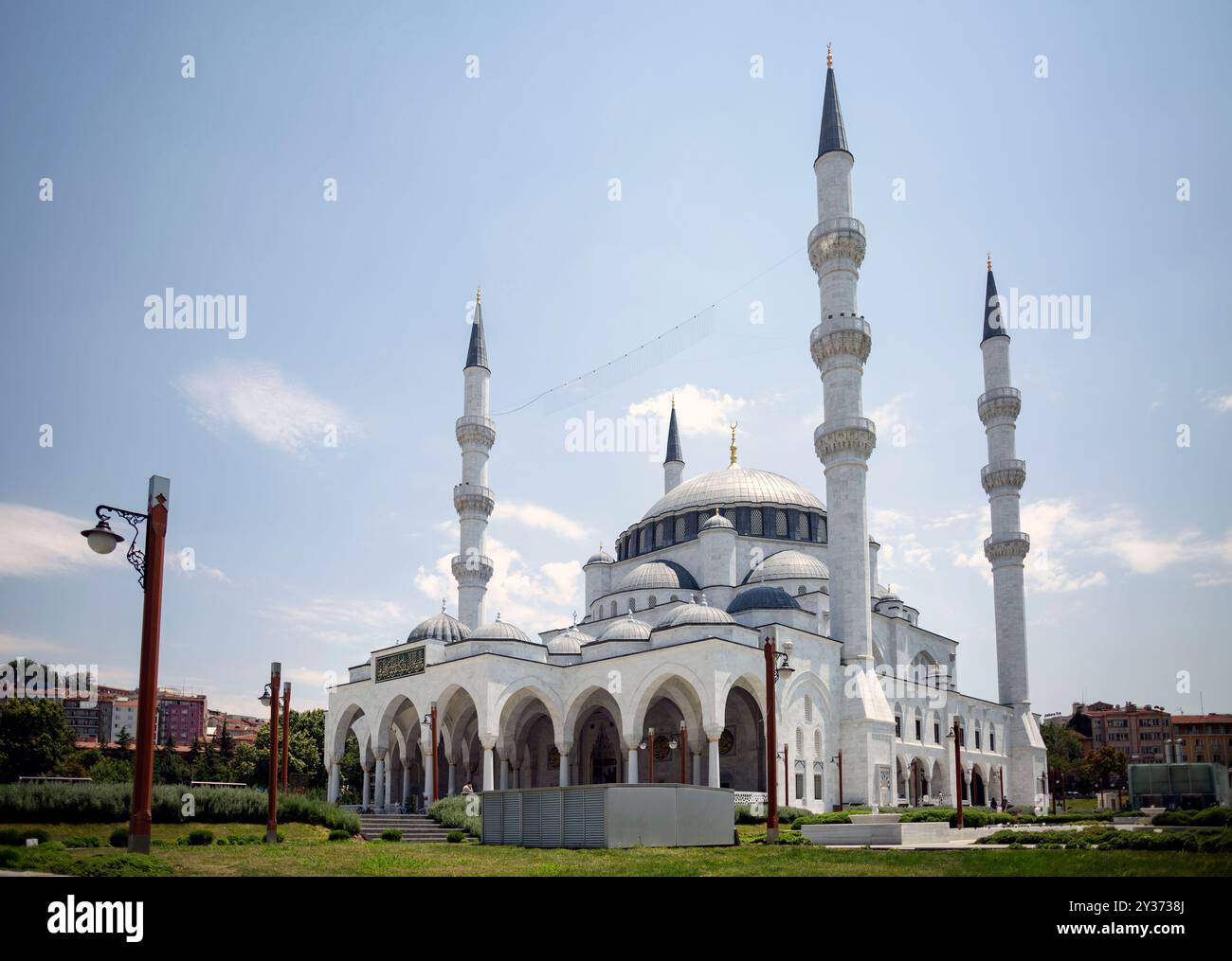 Große weiße Moschee mit vier Minaretten dominiert die Skyline, der bogenförmige Eingang und das Kuppeldach strahlen im Sonnenlicht. Ankara, Türkei Stockfoto