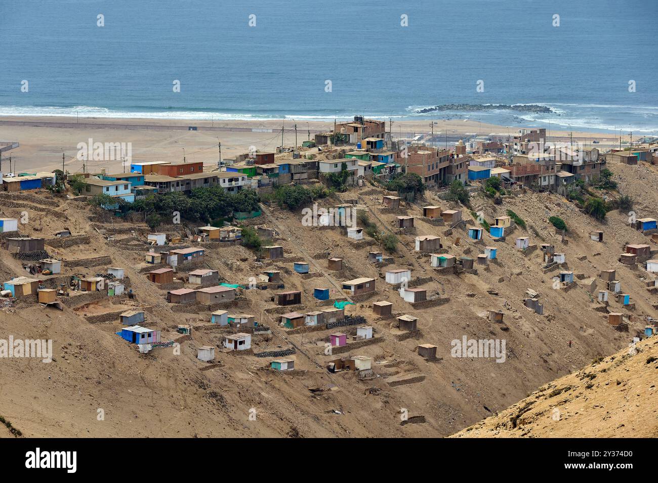 Lima, die Hauptstadt Perus, hat verschiedene Viertel und Distrikte, von denen einige informelle Siedlungen haben, die allgemein als „Slutty Towns“ bezeichnet werden. Stockfoto