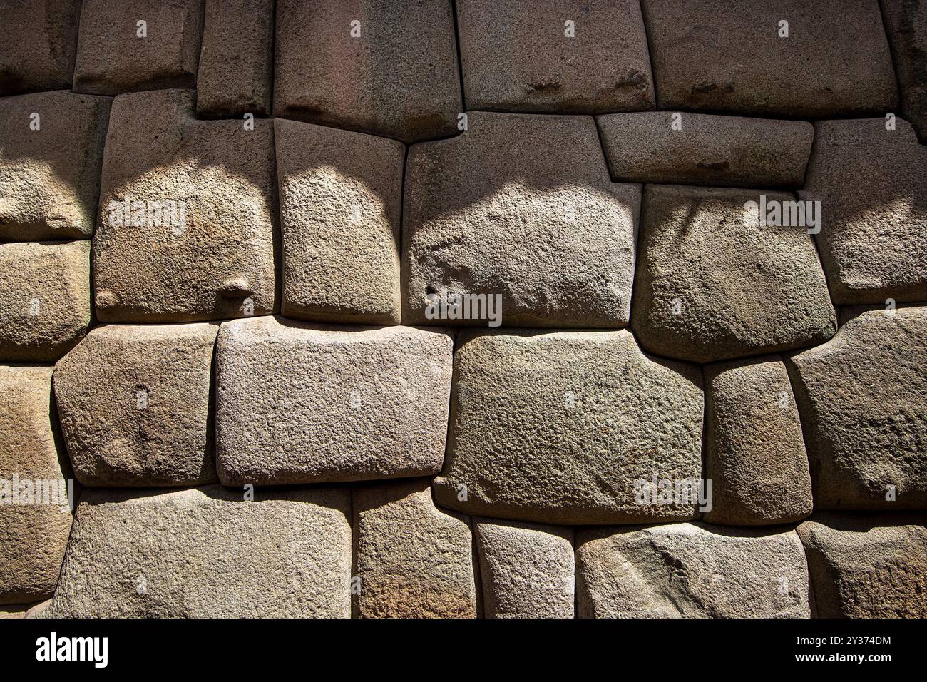 Inka-Steinmauern in Cusco, Peru, ein bemerkenswertes Beispiel für Inka-Architektur und -Handwerk Stockfoto