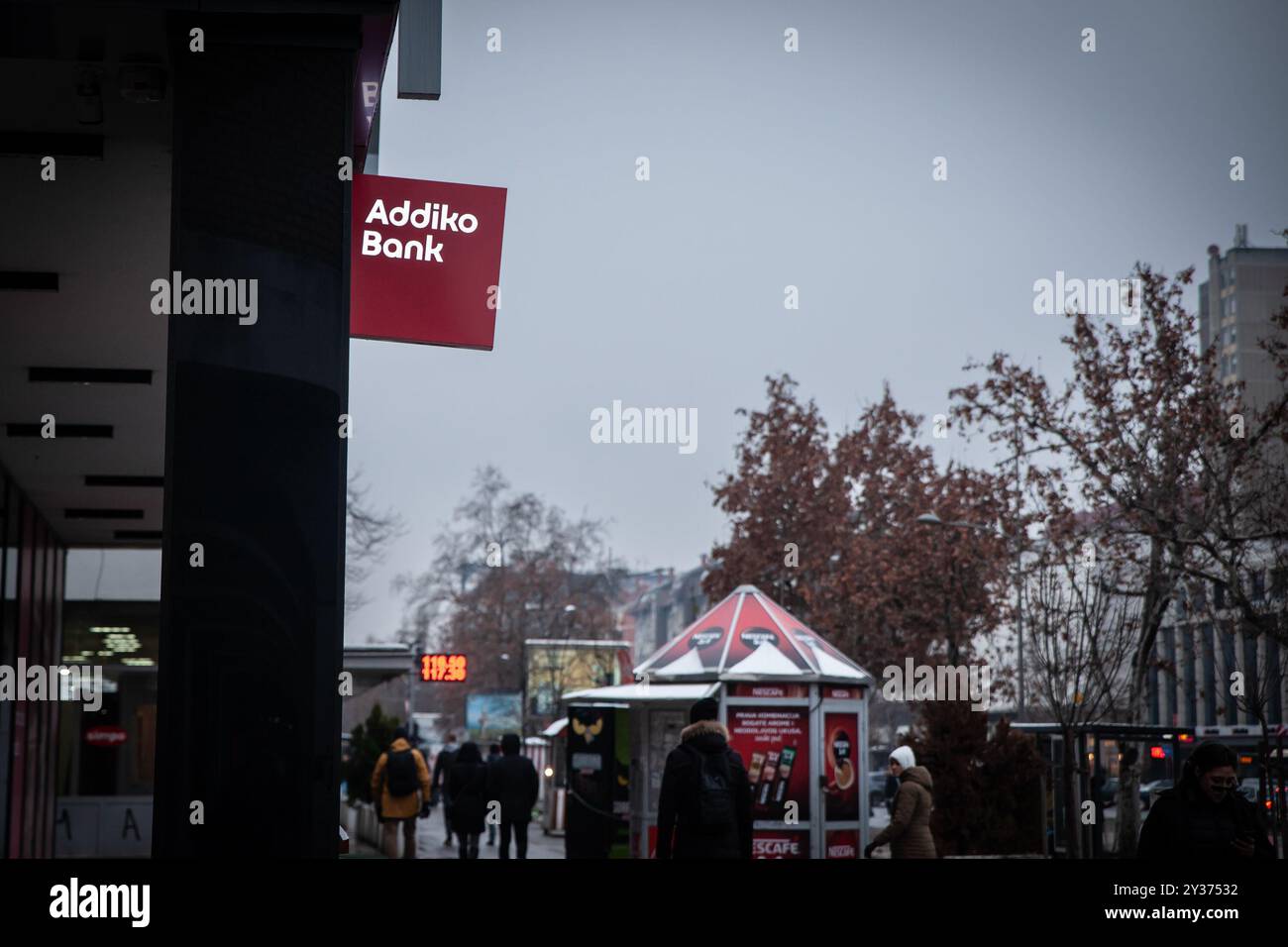 NOVI SAD, SERBIEN - 23. FEBRUAR 2024: Logo der Addiko Bank auf einem Bürogebäude in Novi Sad, Serbien. Addiko, ehemals Hypo Alpe Adria, ist eine österreichische Bank Stockfoto