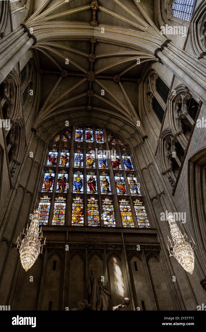 LONDON - 25.05.2024: Buntglasfenster und Wände in Westminster Abbey, London, England, Großbritannien. Die Abtei war der traditionelle Ort von coro Stockfoto