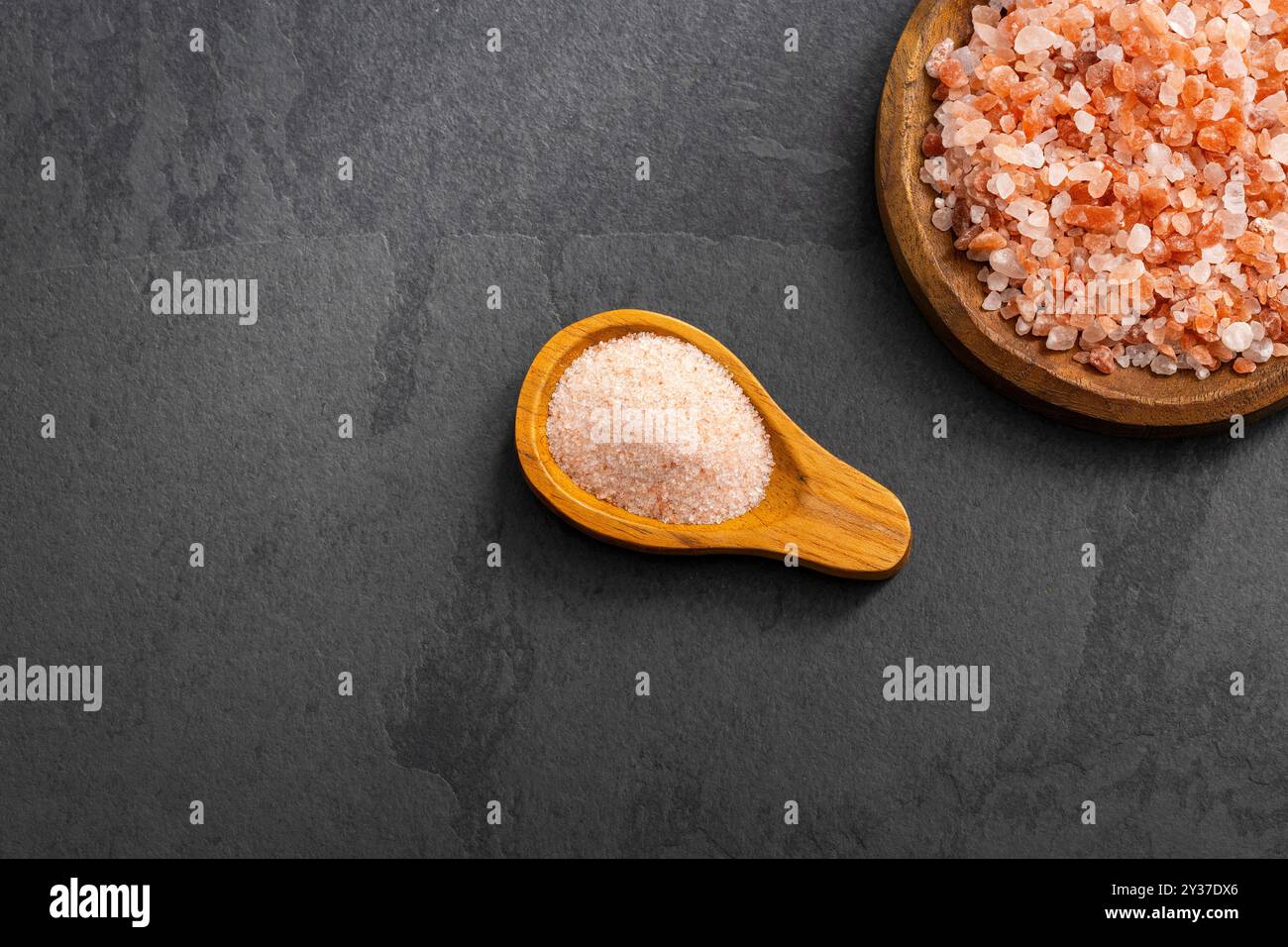 Feines und grobes rosafarbenes Himalaya-Salz in Schüssel und Löffel. Stockfoto