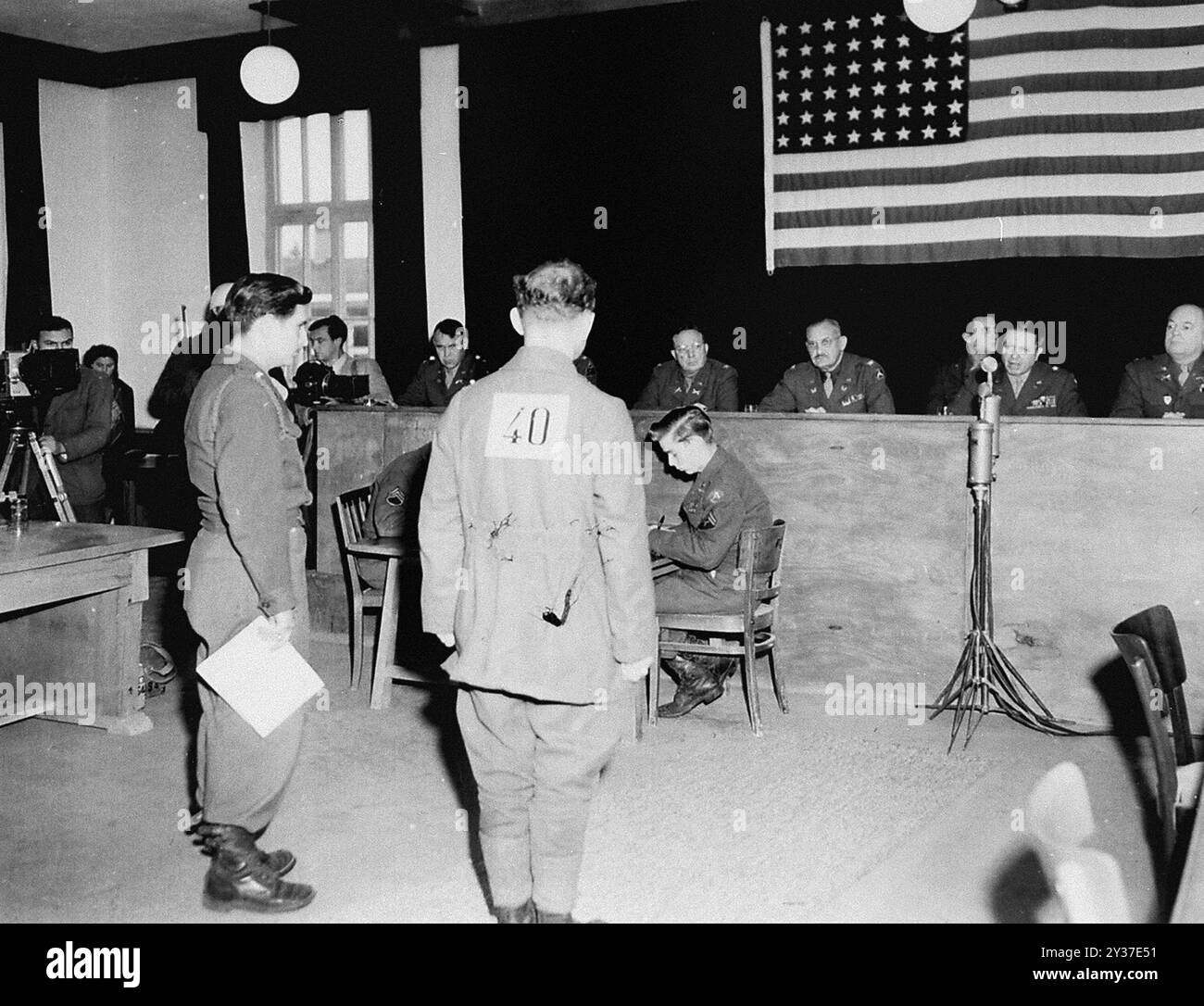 Der ehemalige SS-Sturmbannführer Friedrich Weitzel, der für die Lebensmittel- und Bekleidungsverteilung in Dachau zuständige Offizier, wird vom amerikanischen Militärtribunal zum Tode durch Erhängen verurteilt. Die Nürnberger Prozesse waren eine Reihe von Prozessen gegen große ns-Militär- und politische Führer. Die Versuche fanden von 1945 bis 1949 statt. Das erste war das Internationale Militärtribunal, das die großen Namen wie Göring, Ribbentrop, Keitel usw. versuchten Es gab 12 Versuche mit Gruppen von Männern, darunter Ärzte, Einsatzgruppen und das militärische Oberkommando. Stockfoto