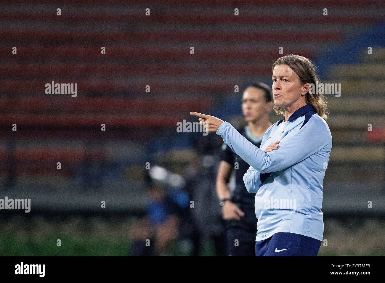 Medelin, Kolumbien. September 2024. Sandrine Ringler Cheftrainer von Frankreich gibt dem Team Anweisungen, während der Runde des Spiels der FIFA U-20-Frauen-Weltmeisterschaft Kolumbien 2024 zwischen Frankreich und den Niederlanden 32 im Atanasio Girardot Stadion in Medelin am 12. September 2024. Foto: Jose Pino/DiaEsportivo/Alamy Live News Credit: DiaEsportivo/Alamy Live News Stockfoto