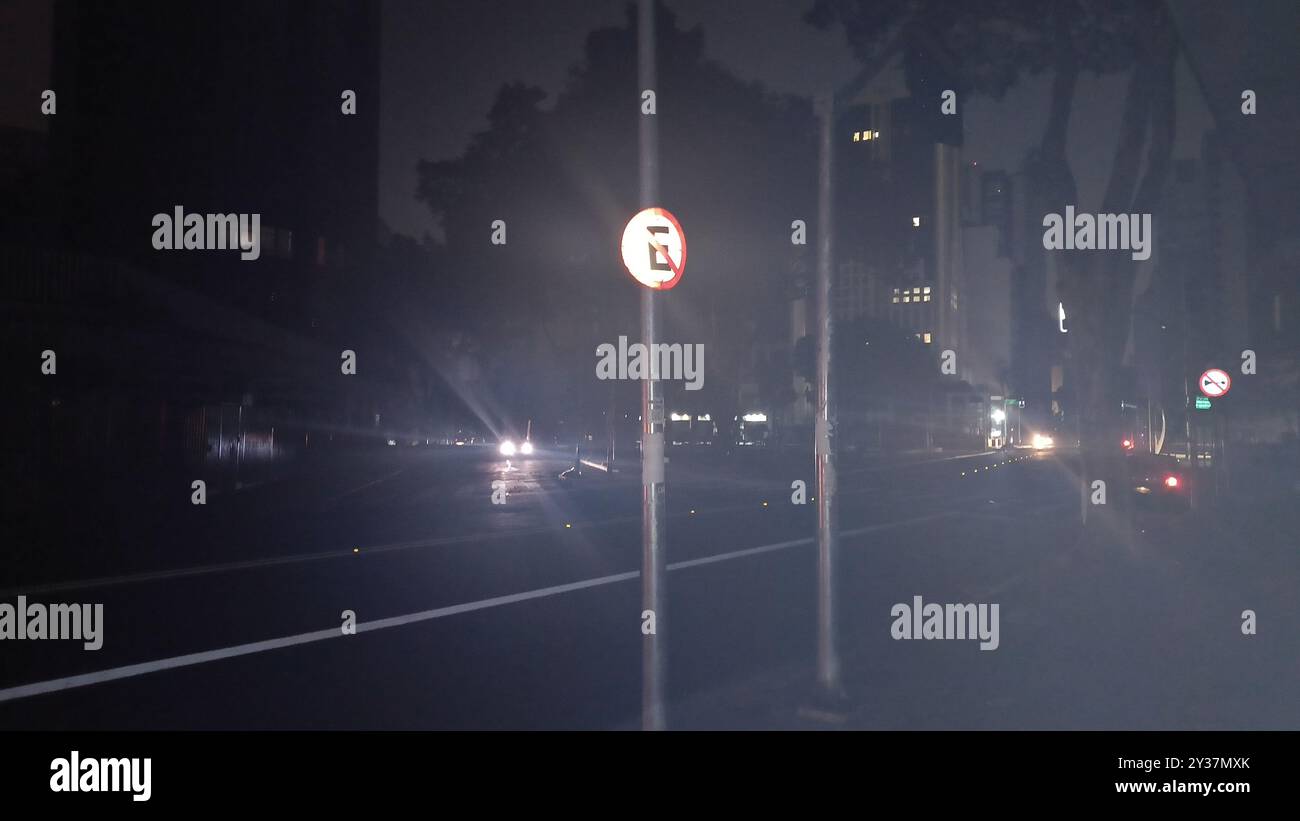 Sao Paulo, Sao Paulo, Brasilien. September 2024. SAO PAULO (SP), 13.09.2024- BLACKOUT/ENEL/DOWNTOWN/SP- Blick auf einen Blackout in Bela Vista, zentraler Region der Stadt Sao Paulo, auf der Höhe der Avenida Brigadeiro Luiz Antonio, in den frühen Morgenstunden dieses Freitag, 13. September 2024. (Foto: Luciano Farias/Thenews2/Zumapress) (Foto: © Luciano Farias/TheNEWS2 via ZUMA Press Wire) NUR REDAKTIONELLE VERWENDUNG! Nicht für kommerzielle ZWECKE! Stockfoto
