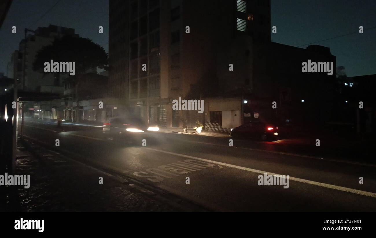 Sao Paulo, Sao Paulo, Brasilien. September 2024. SAO PAULO (SP), 13.09.2024- BLACKOUT/ENEL/DOWNTOWN/SP- Blick auf einen Blackout in Bela Vista, zentraler Region der Stadt Sao Paulo, auf der Höhe der Avenida Brigadeiro Luiz Antonio, in den frühen Morgenstunden dieses Freitag, 13. September 2024. (Foto: Luciano Farias/Thenews2/Zumapress) (Foto: © Luciano Farias/TheNEWS2 via ZUMA Press Wire) NUR REDAKTIONELLE VERWENDUNG! Nicht für kommerzielle ZWECKE! Stockfoto