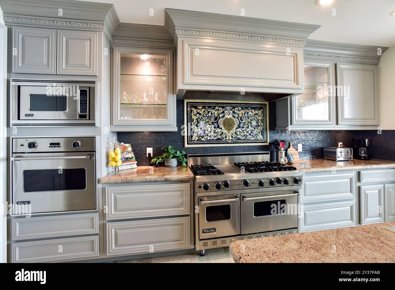 Moderne und luxuriöse Wohnküchen und Schränke. Stockfoto
