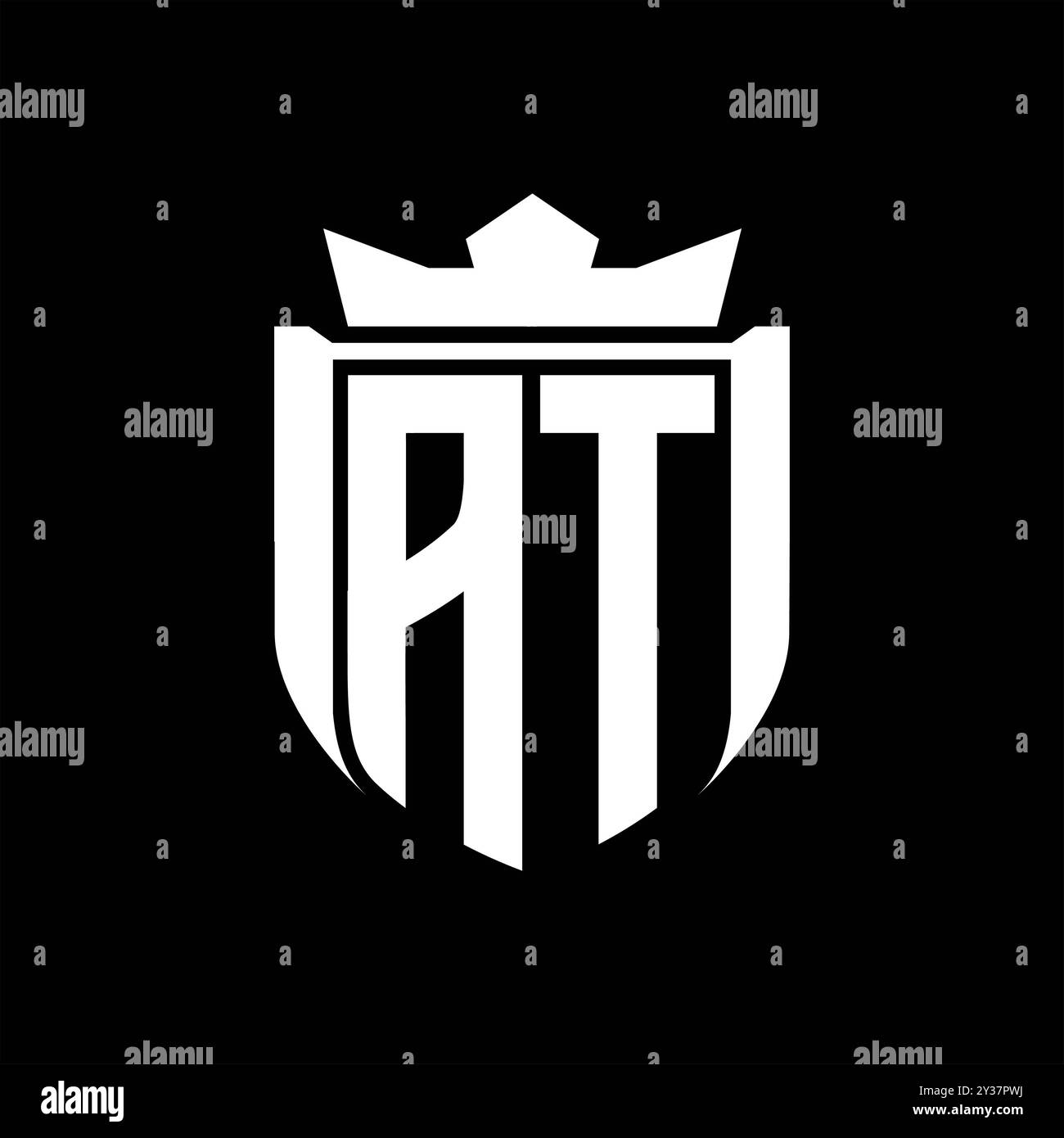 AT Letter Logo mit Schildform in Schildkrone auf schwarzem Hintergrund Stockfoto