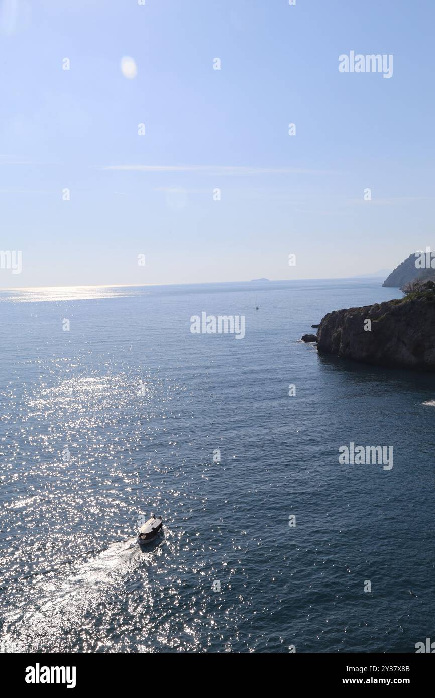 Blaues Meerwasser, rotes gelbes Boot mit Rudern, zwei Personen Sport Hintergrund Dubrovnik, Kroatien 22. April 2023. Hochwertige Fotos Stockfoto