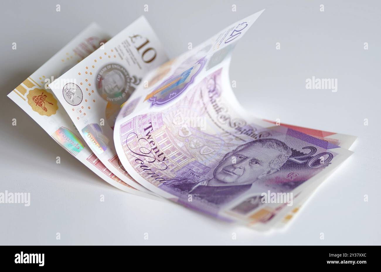 Aktenfoto vom 08/24 von Banknoten, £5, £10, £20 und £50, herausgegeben von der Bank of England, mit einem Porträt von König Charles III. Einige Versicherungskunden werden wegen monatlicher Zahlung mit "unfairen" Zinssätzen getroffen. Welcher Aussage zufolge? Die Verbrauchergruppe sagte, die Financial Conduct Authority (FCA) solle rasch handeln, um zu verhindern, dass Menschen dafür bestraft werden, dass sie nicht in der Lage sind, ein Jahr Versicherung im Voraus zu bezahlen. Die Analyse ergab, dass Jahresraten von bis zu 45 % möglicherweise in Rechnung gestellt werden könnten. Ausgabedatum: Freitag, 13. September 2024. Stockfoto