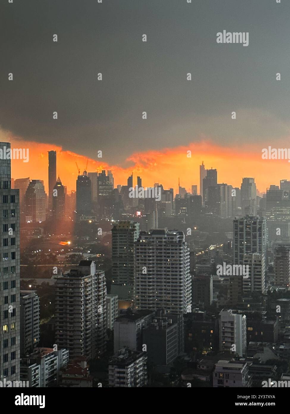 Sonnenuntergang in Bangkok während der Monsunsaison, Thailand Stockfoto