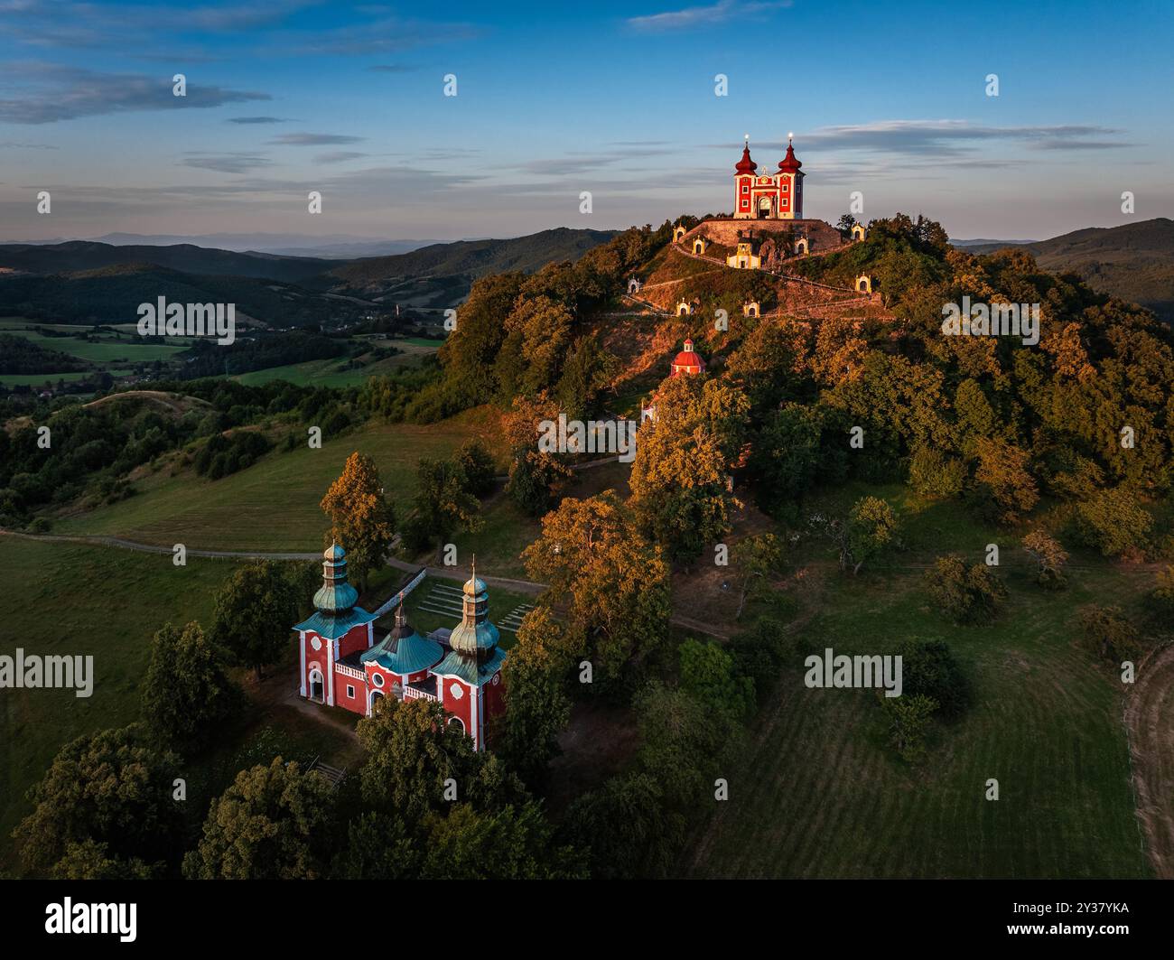 Banska Stiavnica, Slowakei - aus der Vogelperspektive auf den wunderschönen barocken Kalvarienkalvaria in der Slowakei bei Sonnenuntergang an einem Sommernachmittag mit klarem blauen Himmel im Hintergrund Stockfoto