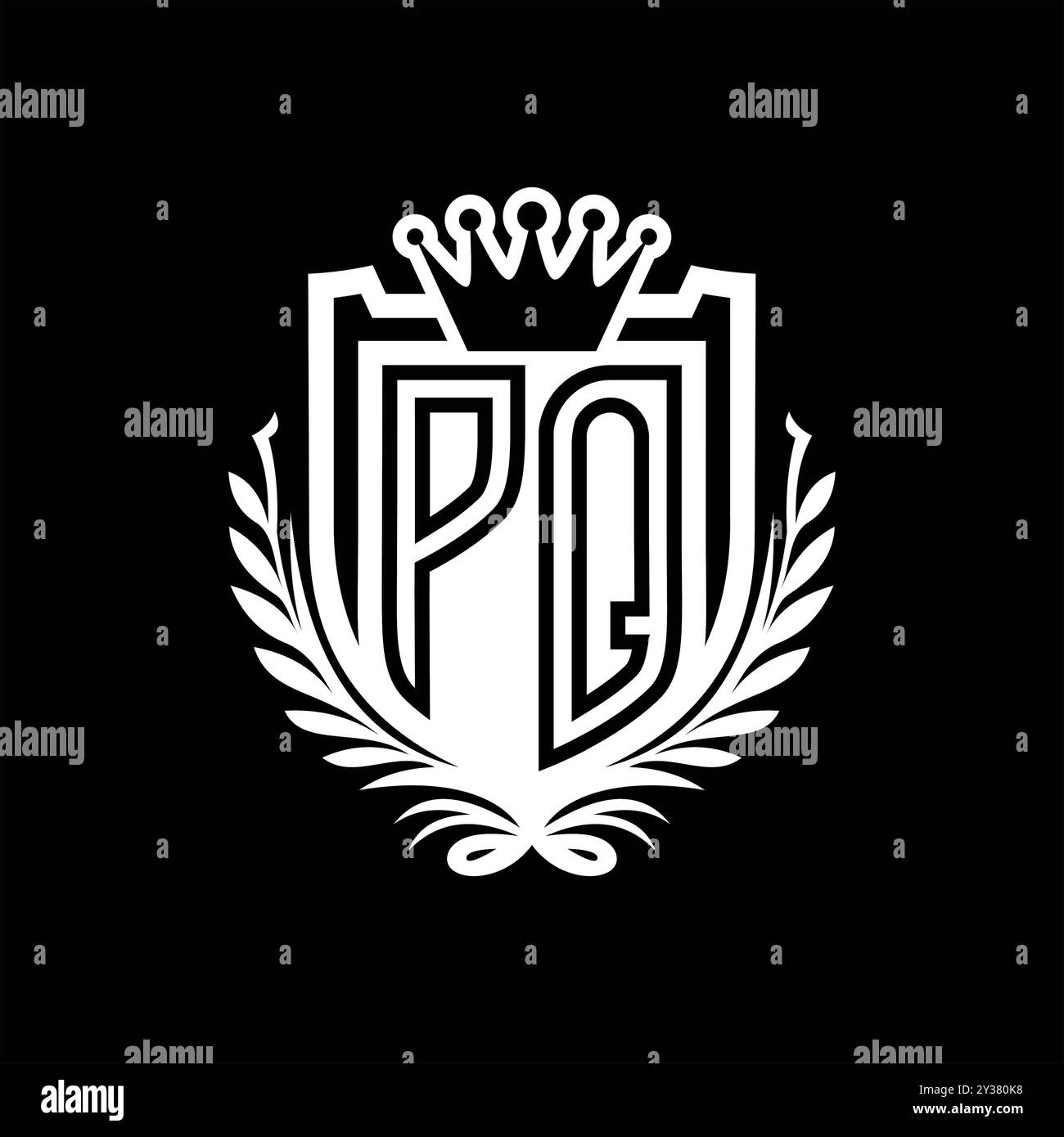 PQ Letter Logo mit heraldischer Schildform mit Krone, Vintage-Schild auf schwarzem Hintergrund Stockfoto