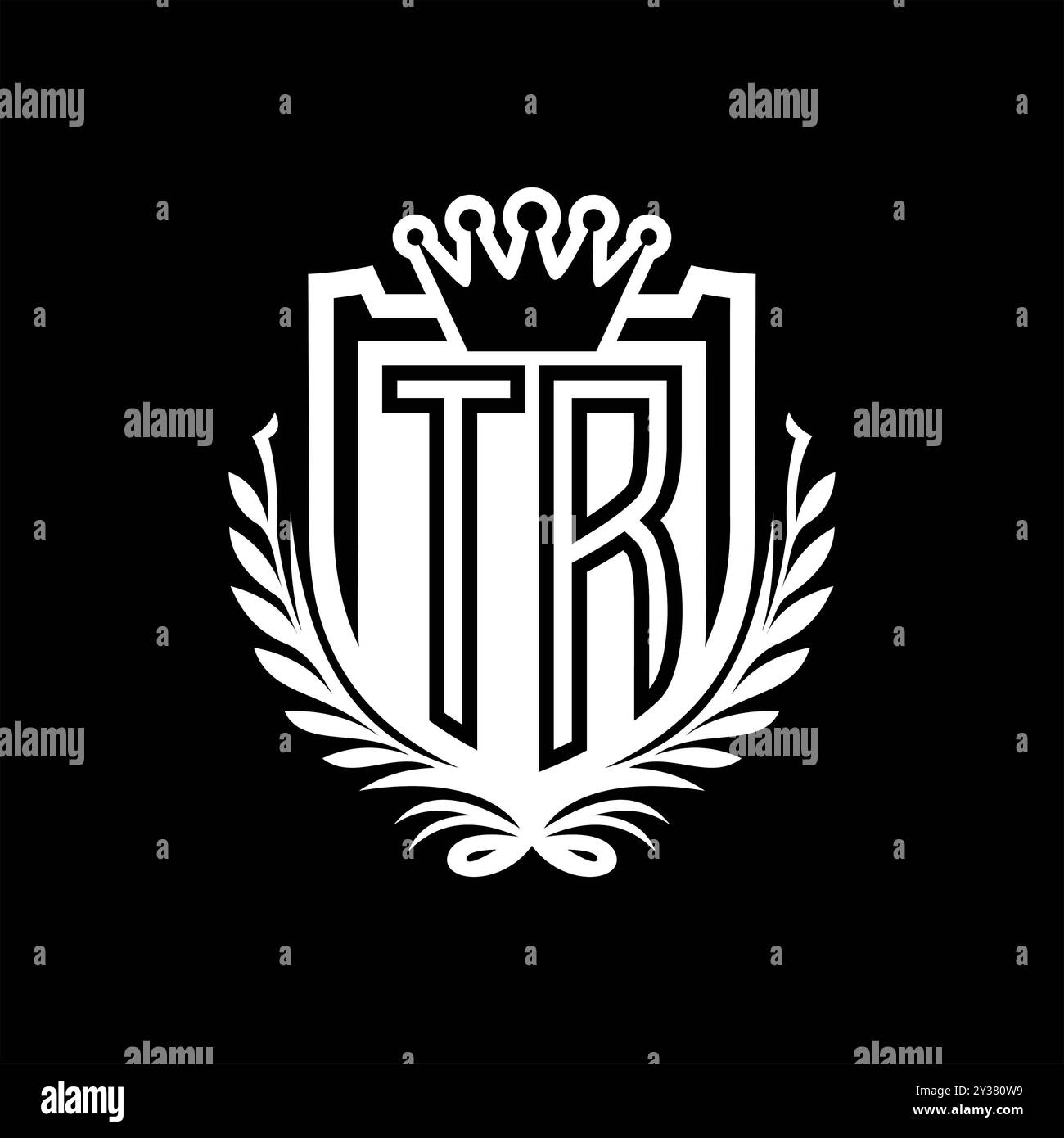 TR Letter Logo mit heraldischer Schildform mit Krone, Vintage-Schild auf schwarzem Hintergrund Stockfoto