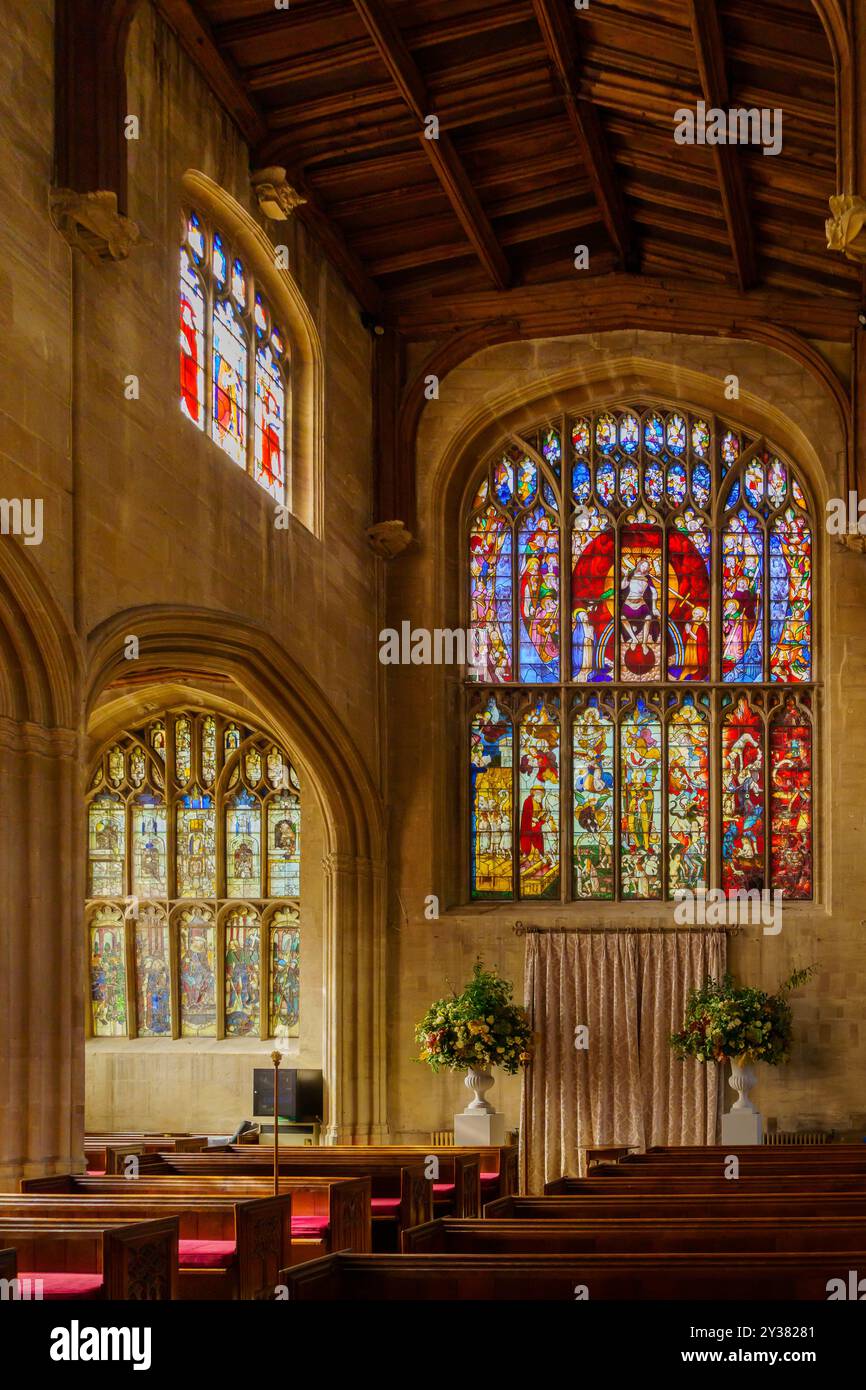 Fairford, Großbritannien - 17. Oktober 2022: Blick auf das Innere der St. Mary Church und die Buntglasfenster in Fairford, Region Cotswolds, England, Großbritannien Stockfoto