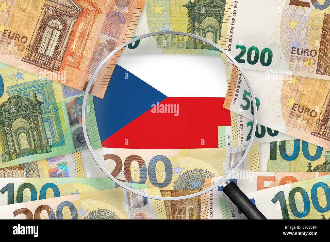 Euro-Banknoten mit der Flagge der Tschechischen Republik durch Lupe Stockfoto