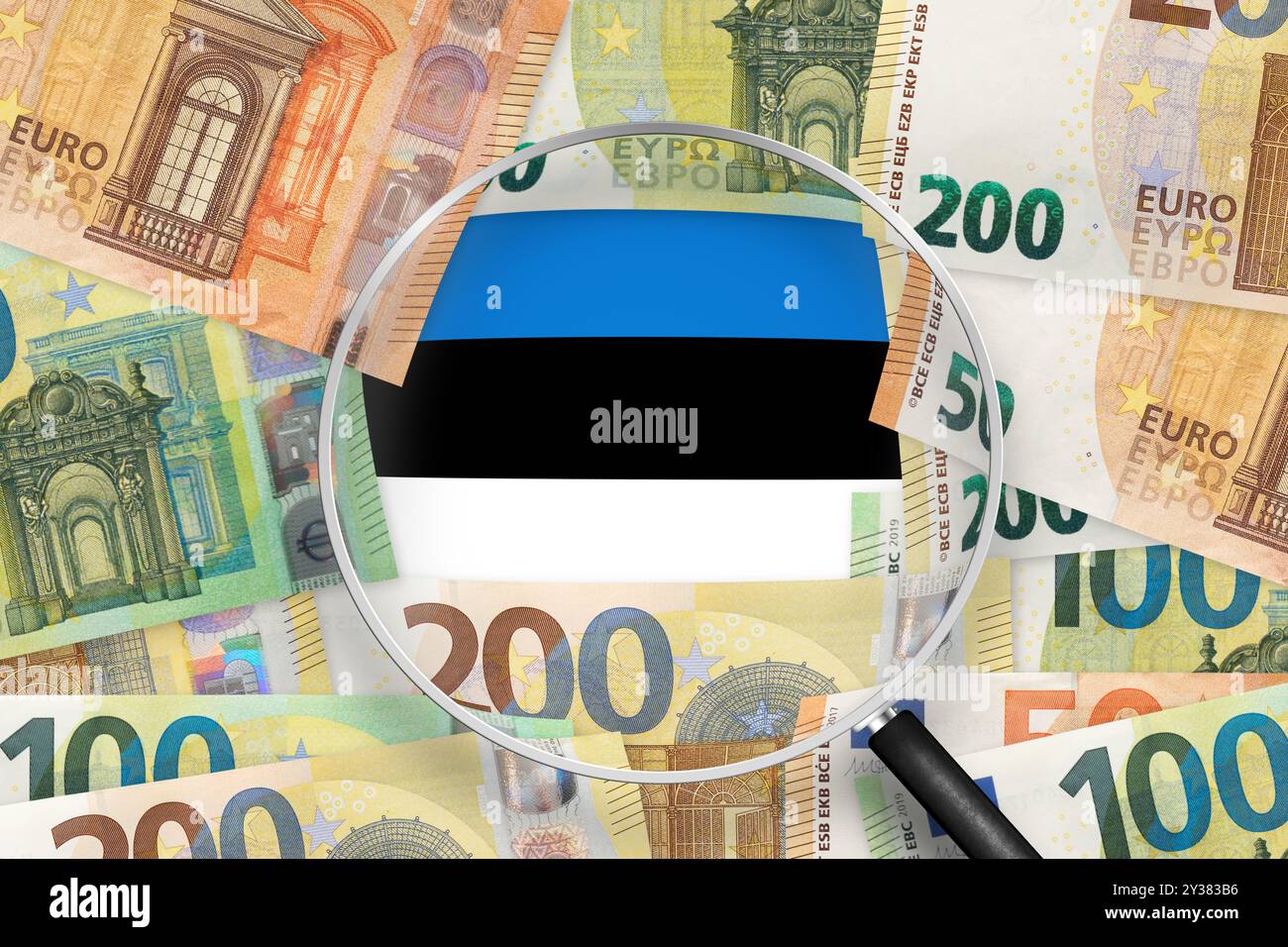 Euro-Banknoten mit estnischer Flagge durch Lupe Stockfoto