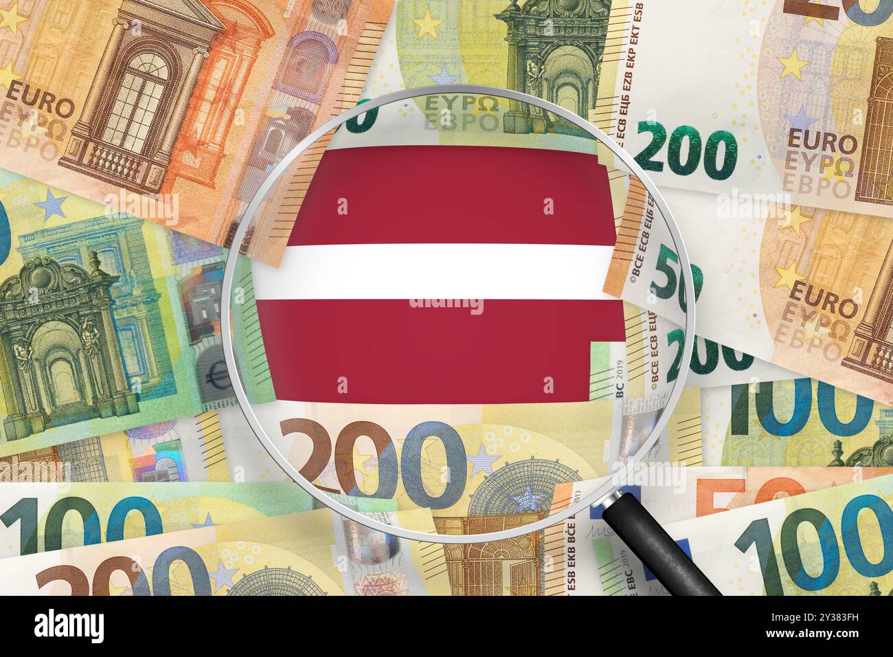 Euro-Banknoten mit der Flagge Lettlands durch Lupe Stockfoto