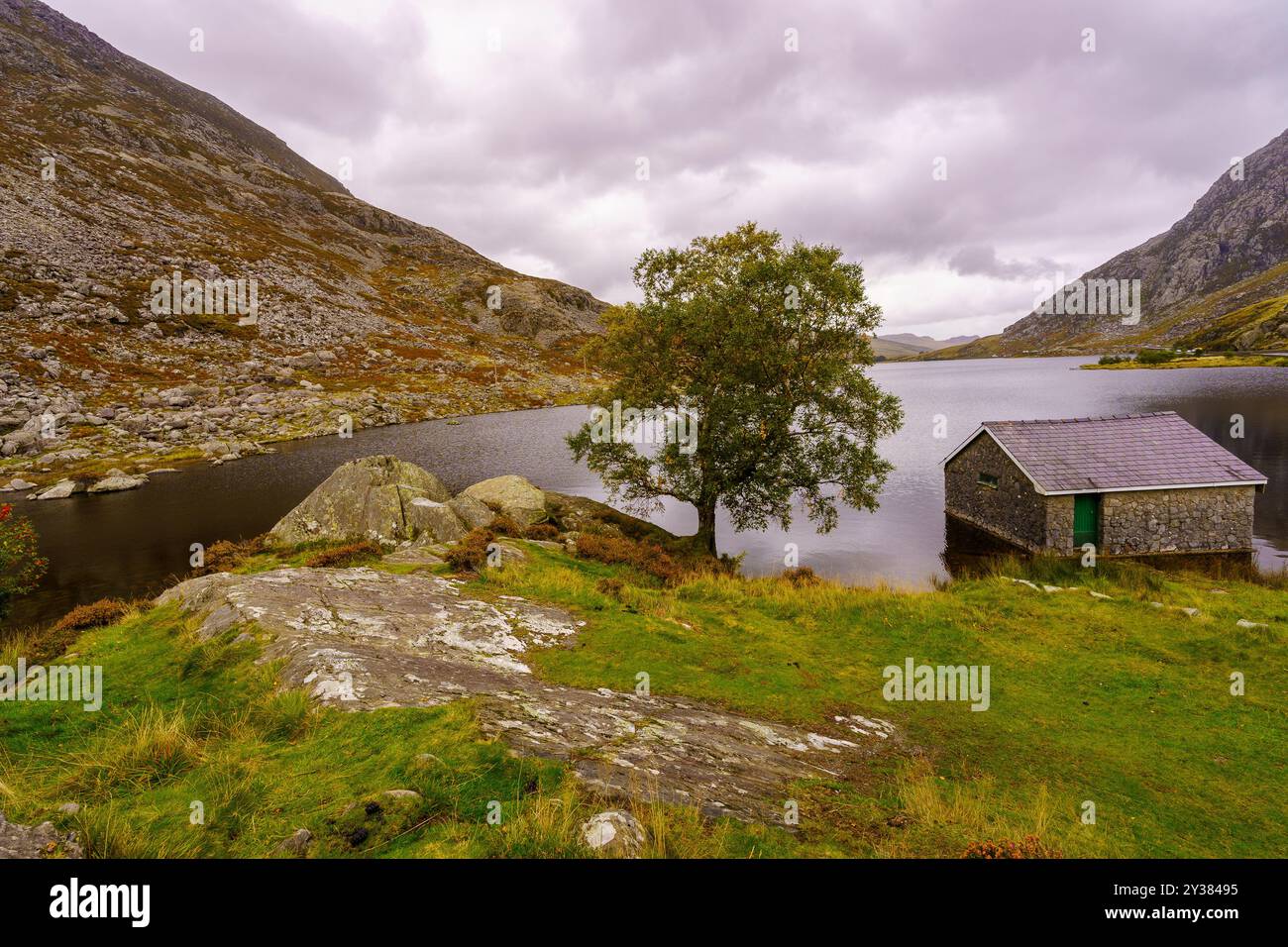 Blick auf den Llyn Ogwen Lake im Snowdonia National Park, im Norden von Wales, Großbritannien Stockfoto